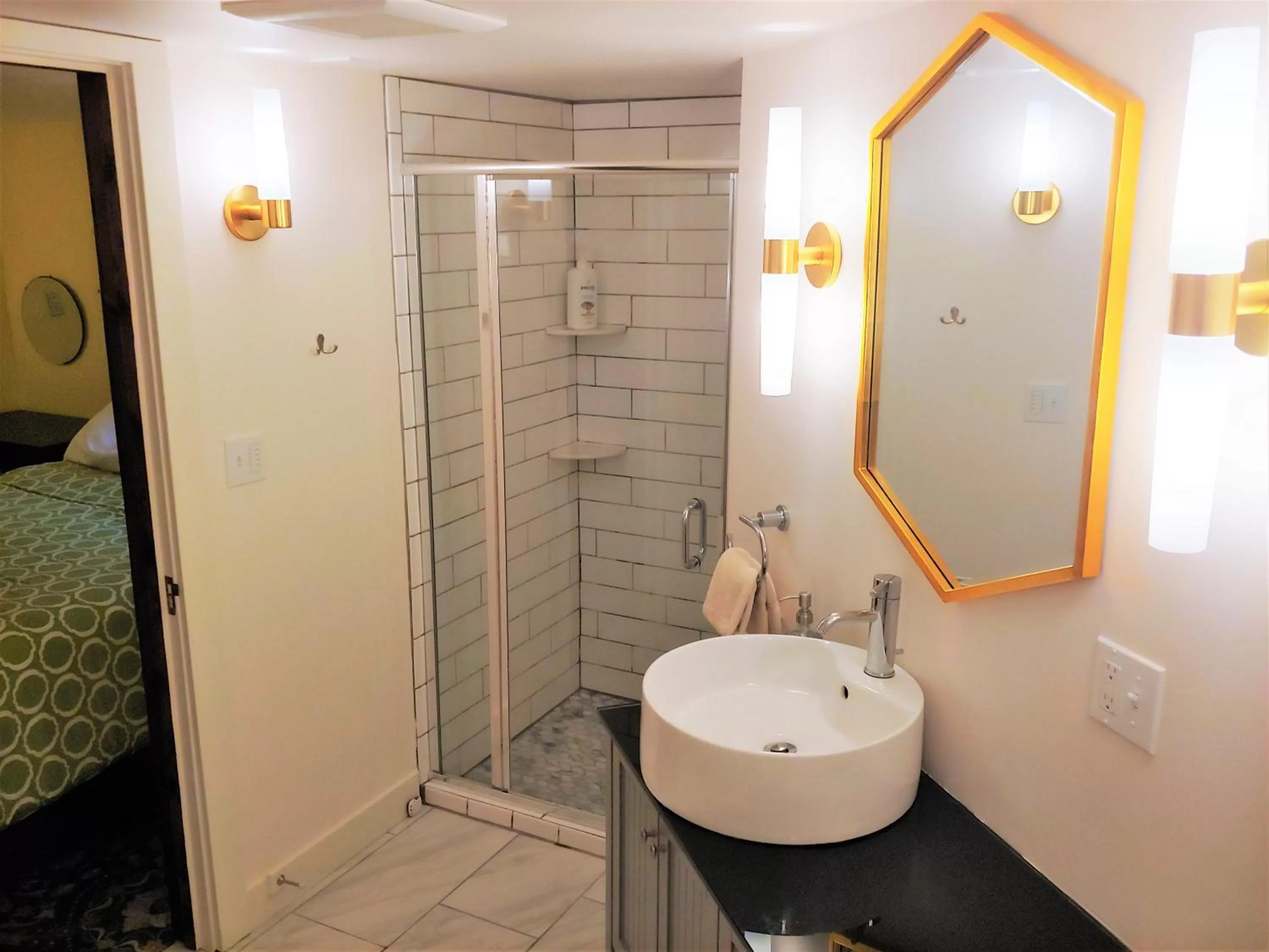 Shower in Bluebird Guesthouse