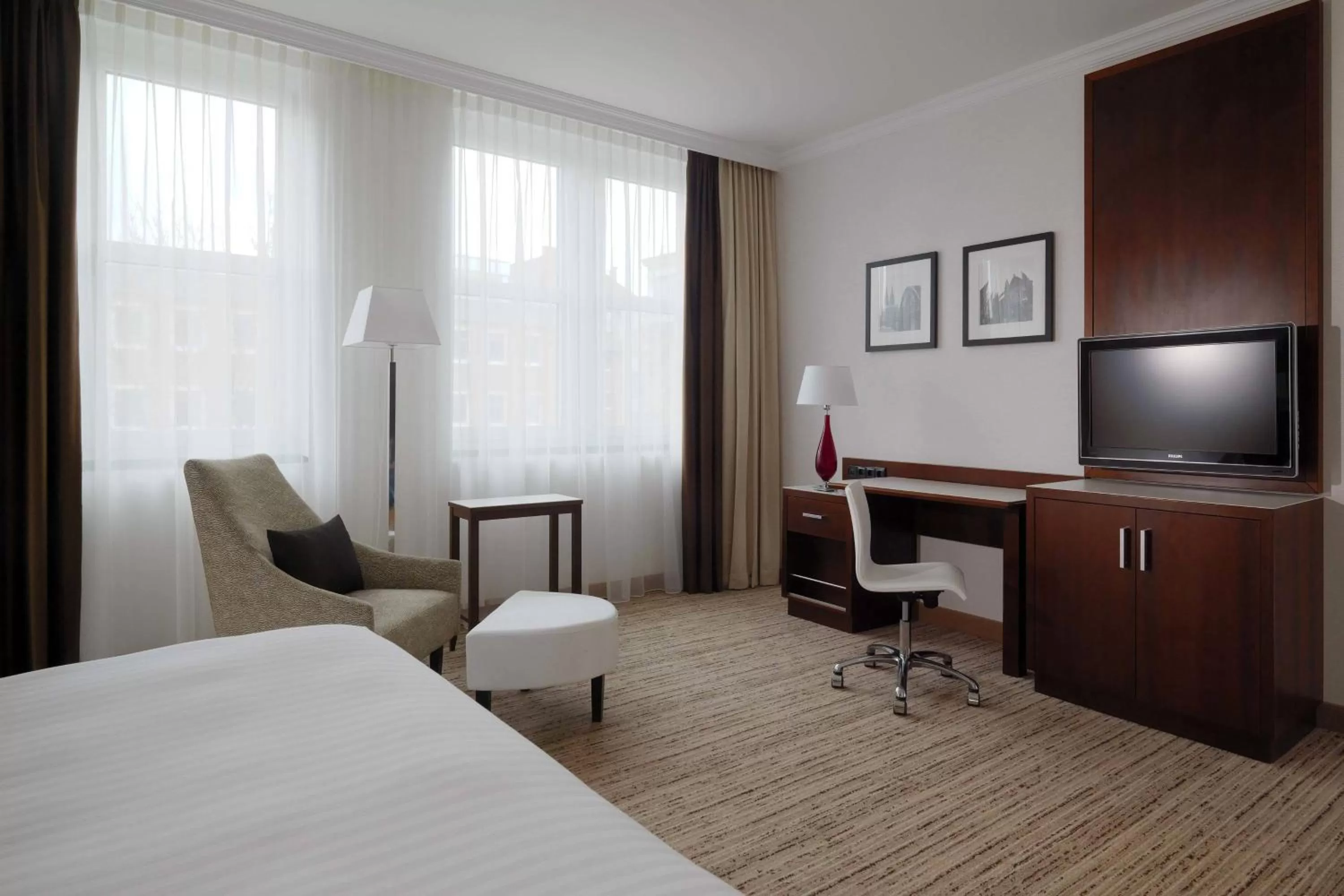 Photo of the whole room, Bed in Cologne Marriott Hotel