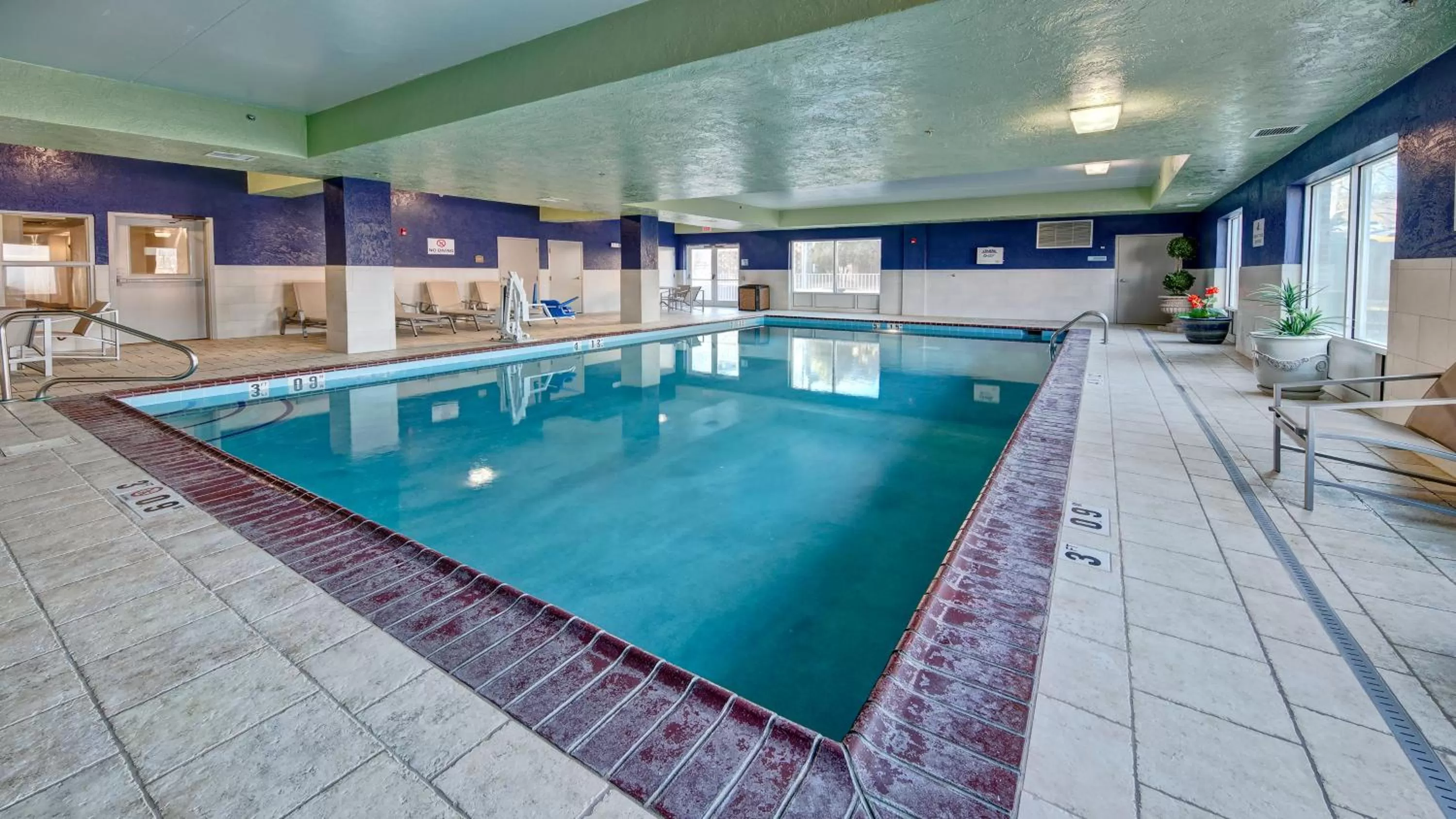 Swimming pool in Holiday Inn Express Hotel & Suites London by IHG