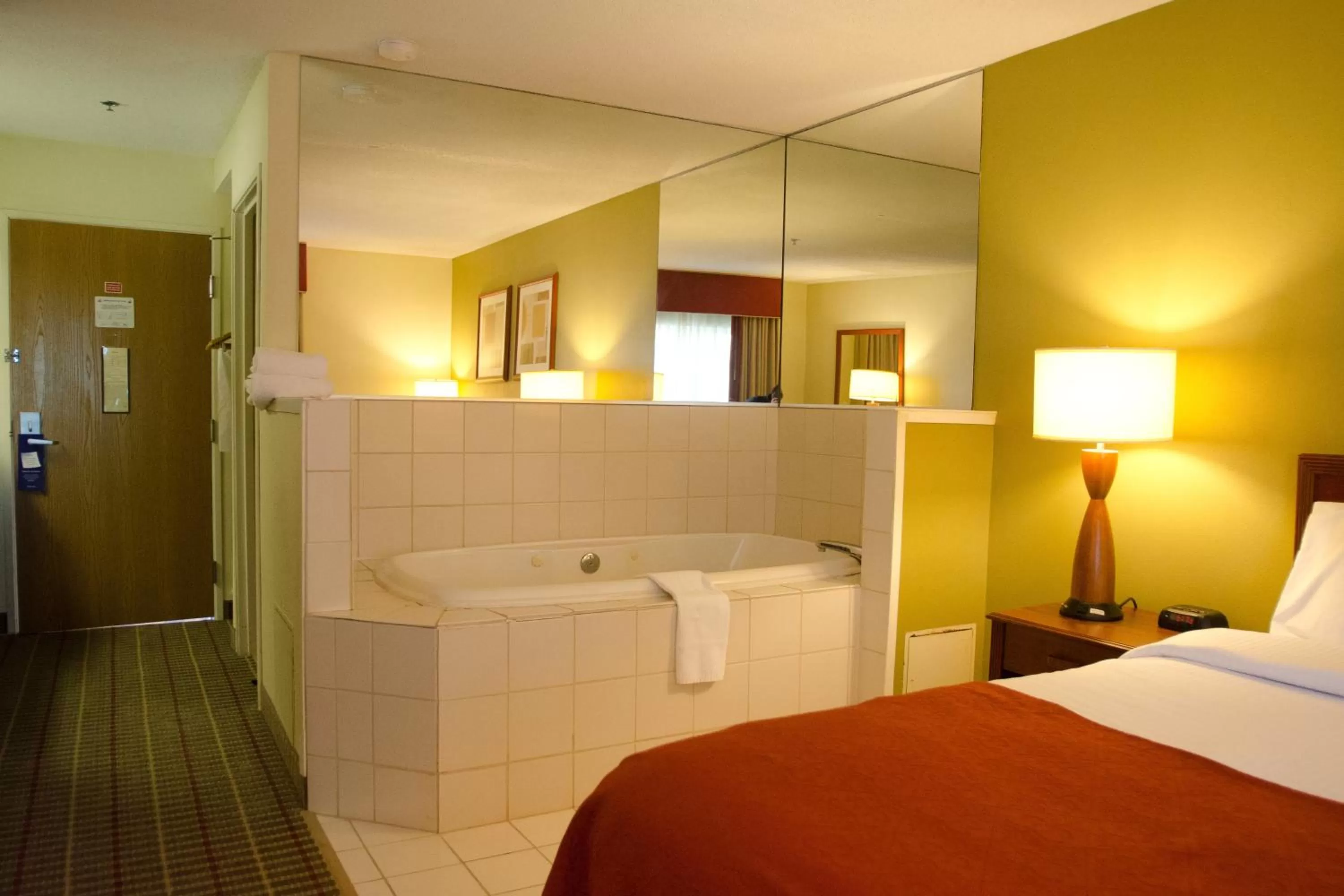 Hot Tub, Bed in Baymont by Wyndham Evansville North/Haubstadt