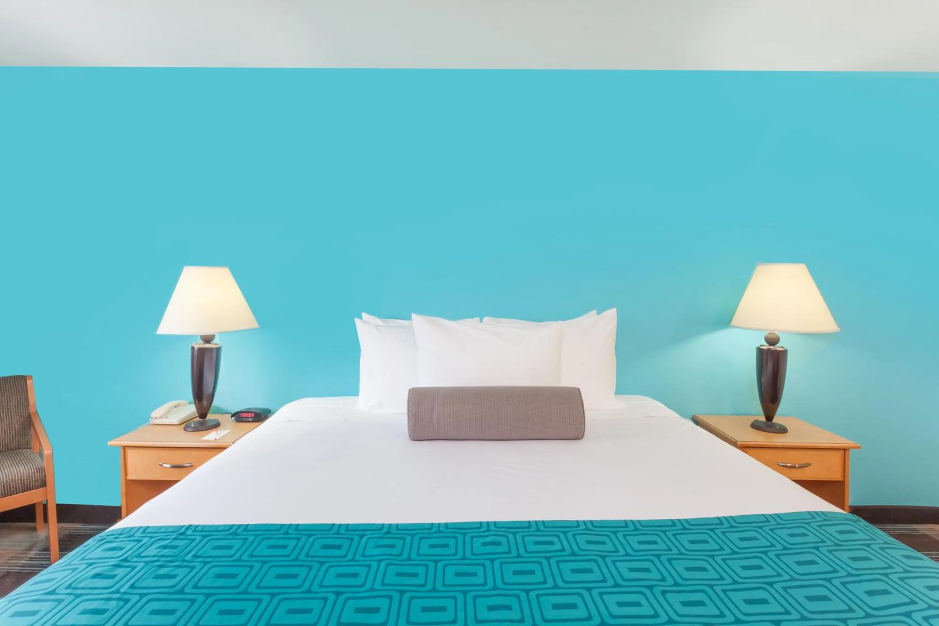 Property building, Bed in Howard Johnson by Wyndham San Diego Hotel Circle