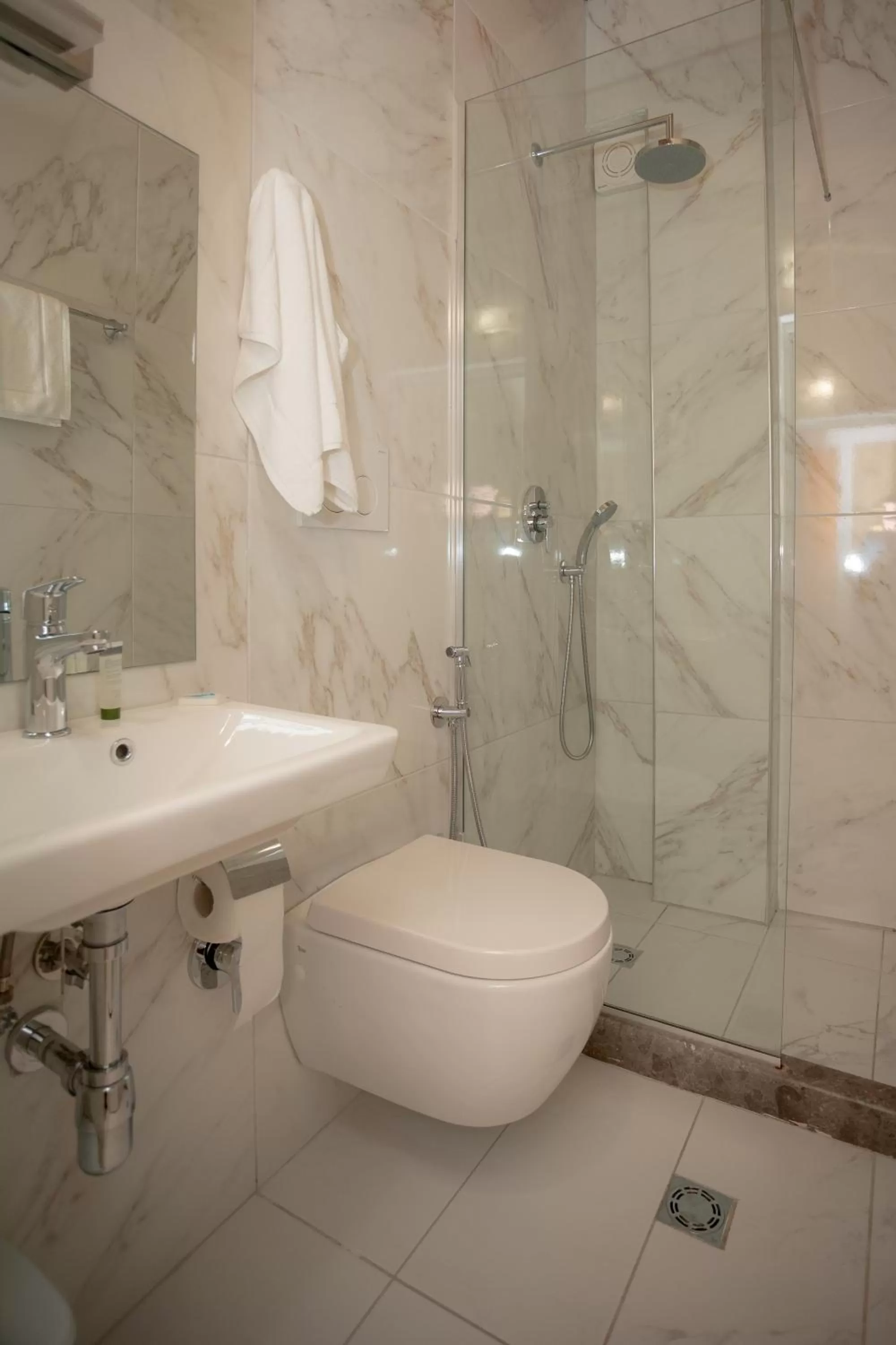 Shower, Bathroom in Hotel Grandpa's House