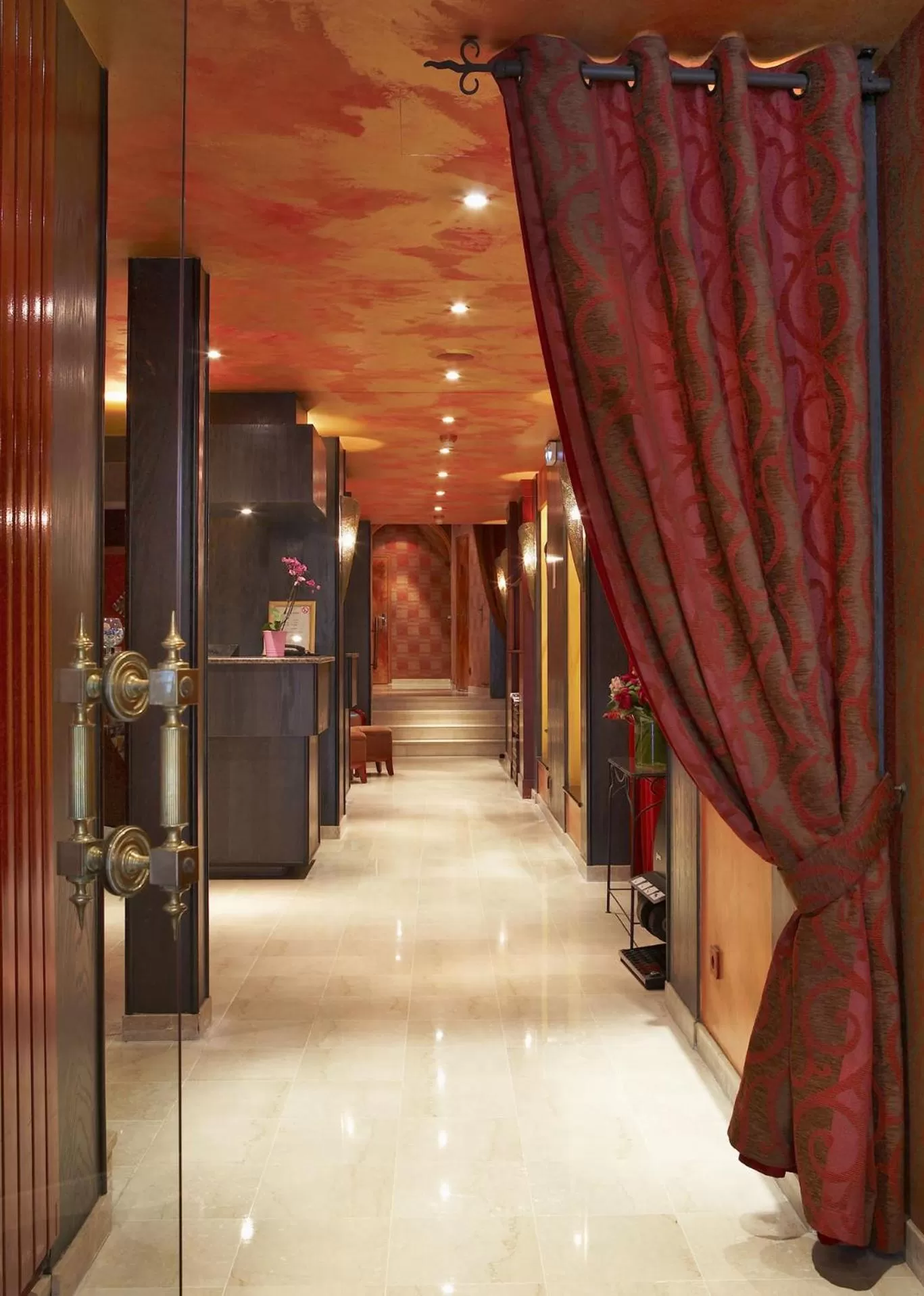 Facade/entrance in Hotel de France Invalides