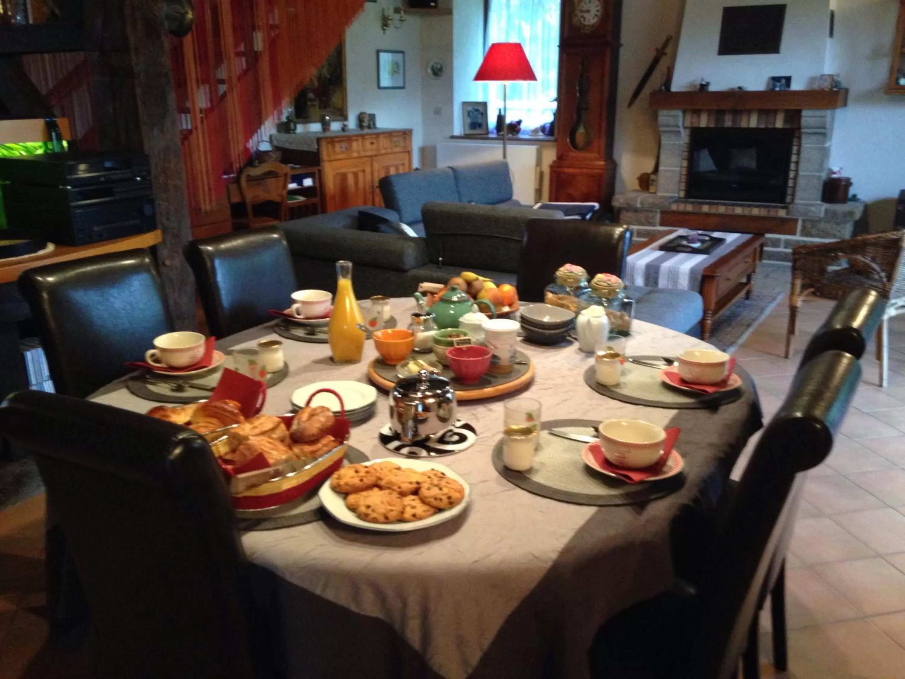 Continental breakfast in Chambres d'hôtes Le Bas Rassinoux