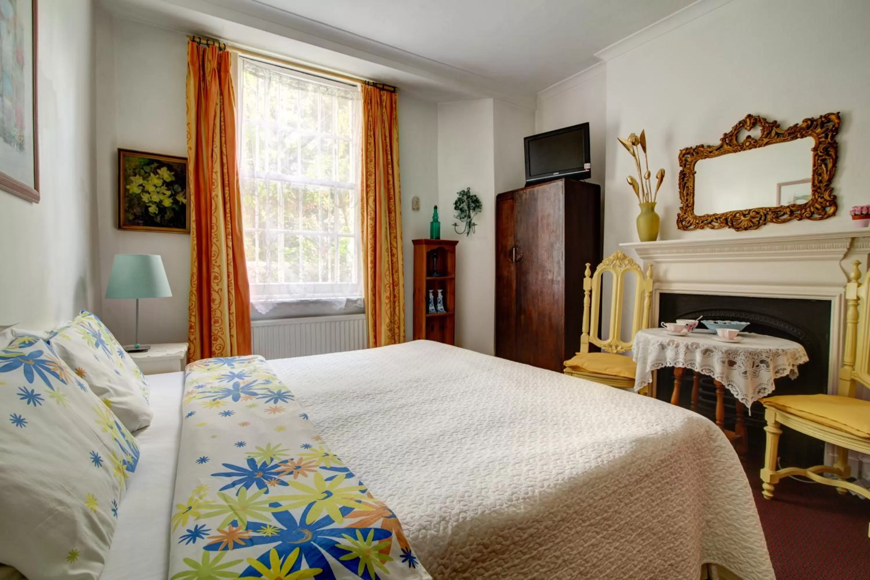 Photo of the whole room, Bed in Dawson Place, Juliette's Bed and Breakfast