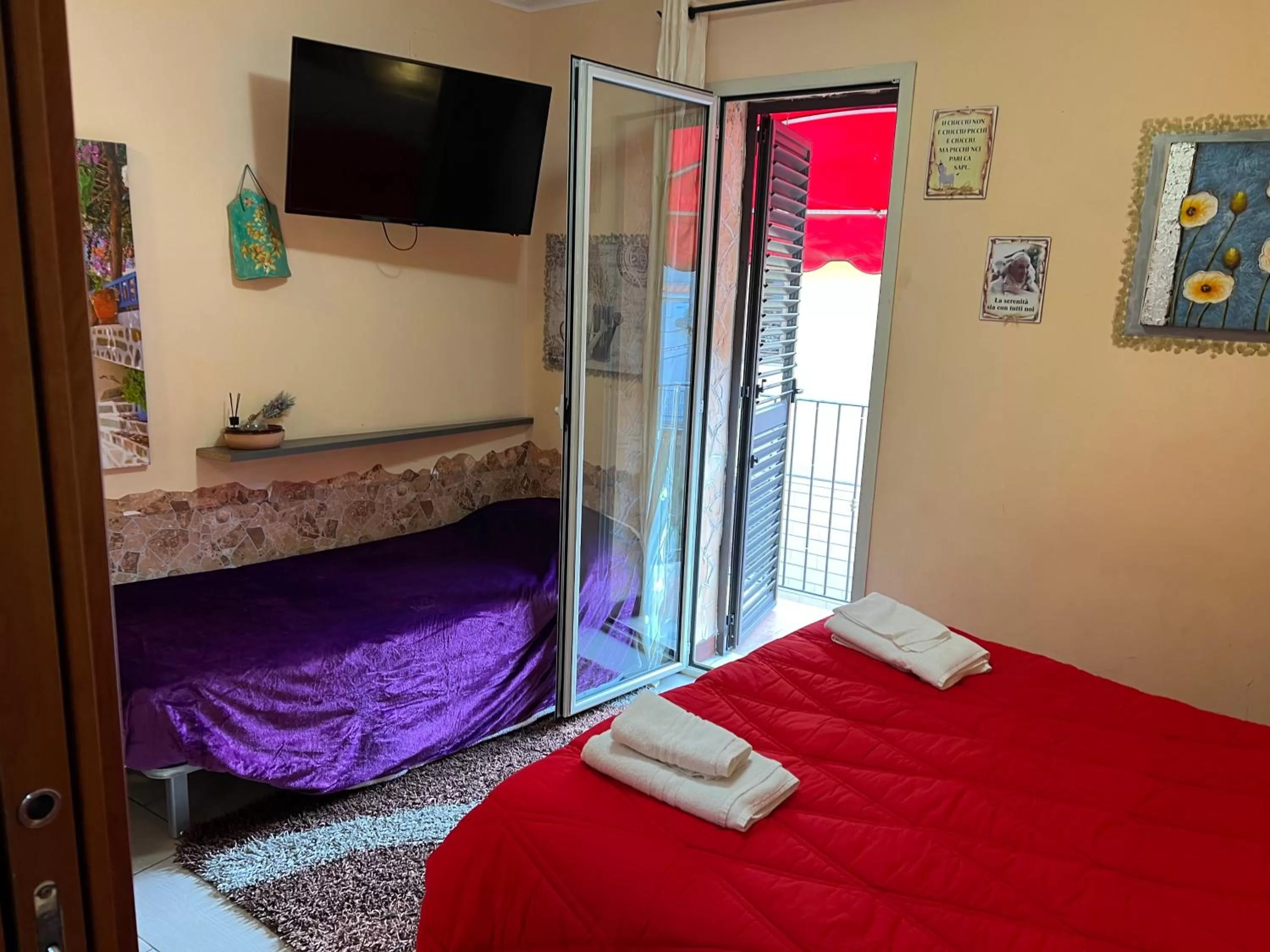 Photo of the whole room, Bed in Golden Dreams B&B