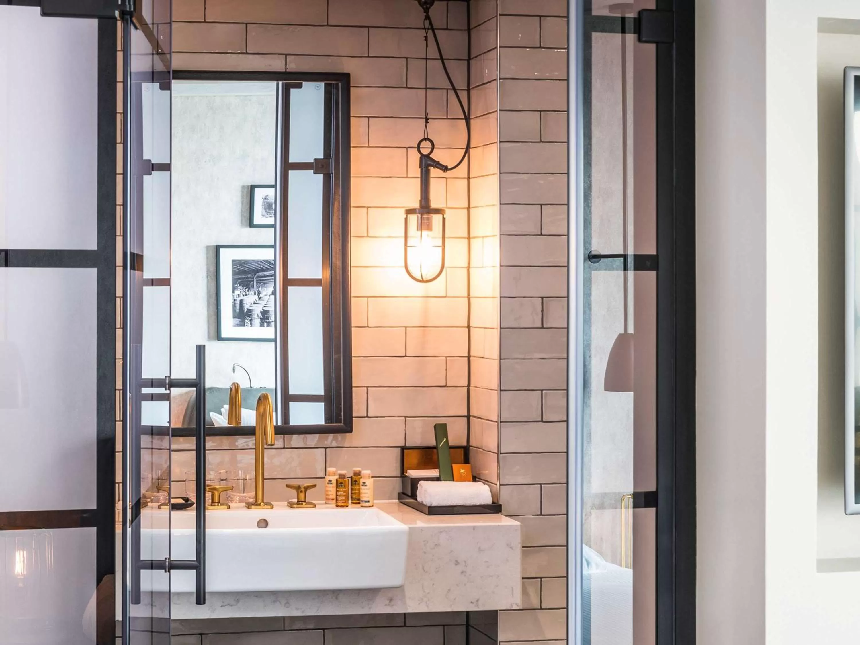 Photo of the whole room in Novotel London Canary Wharf