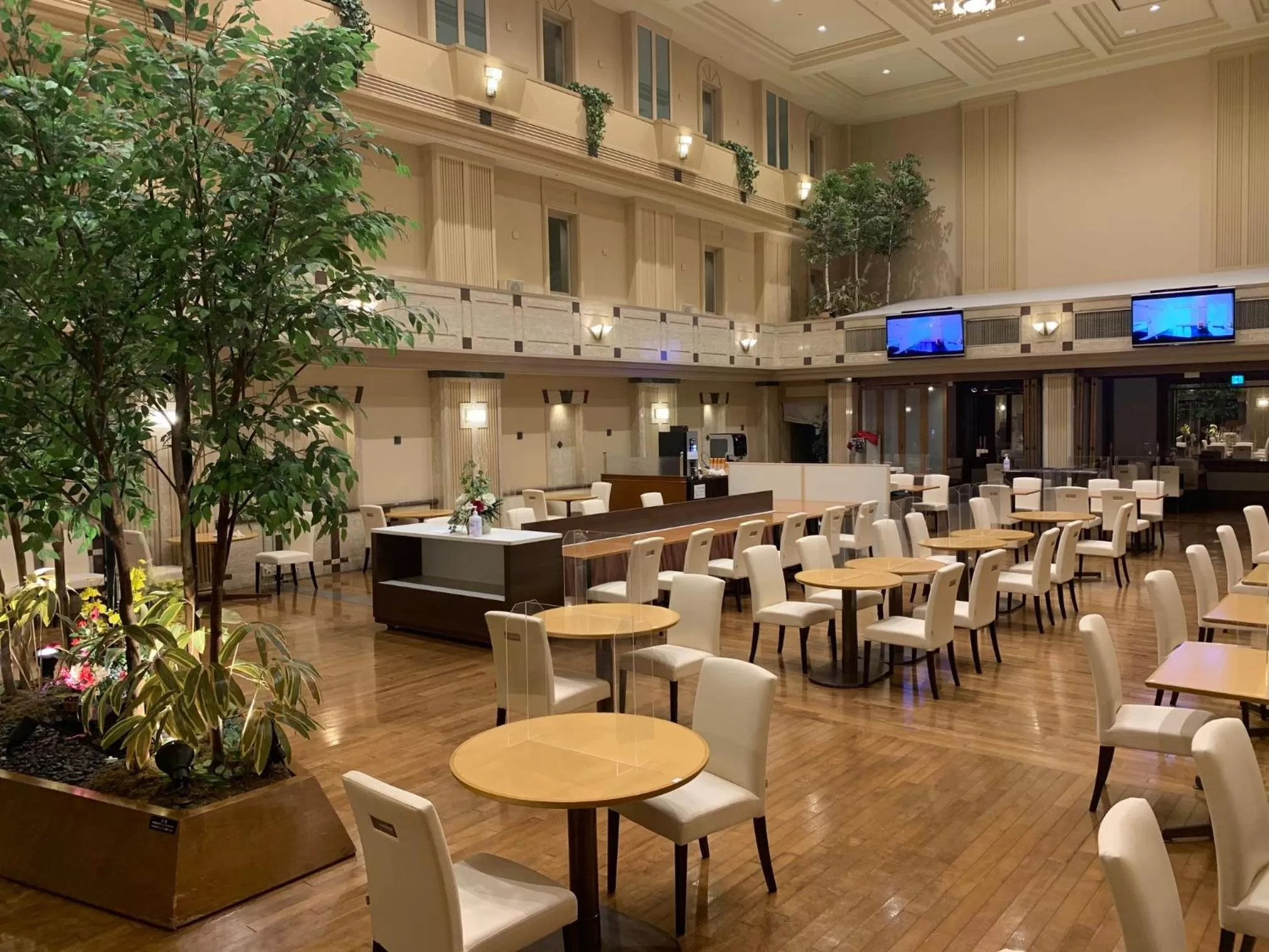 Restaurant/places to eat in Air Terminal Hotel