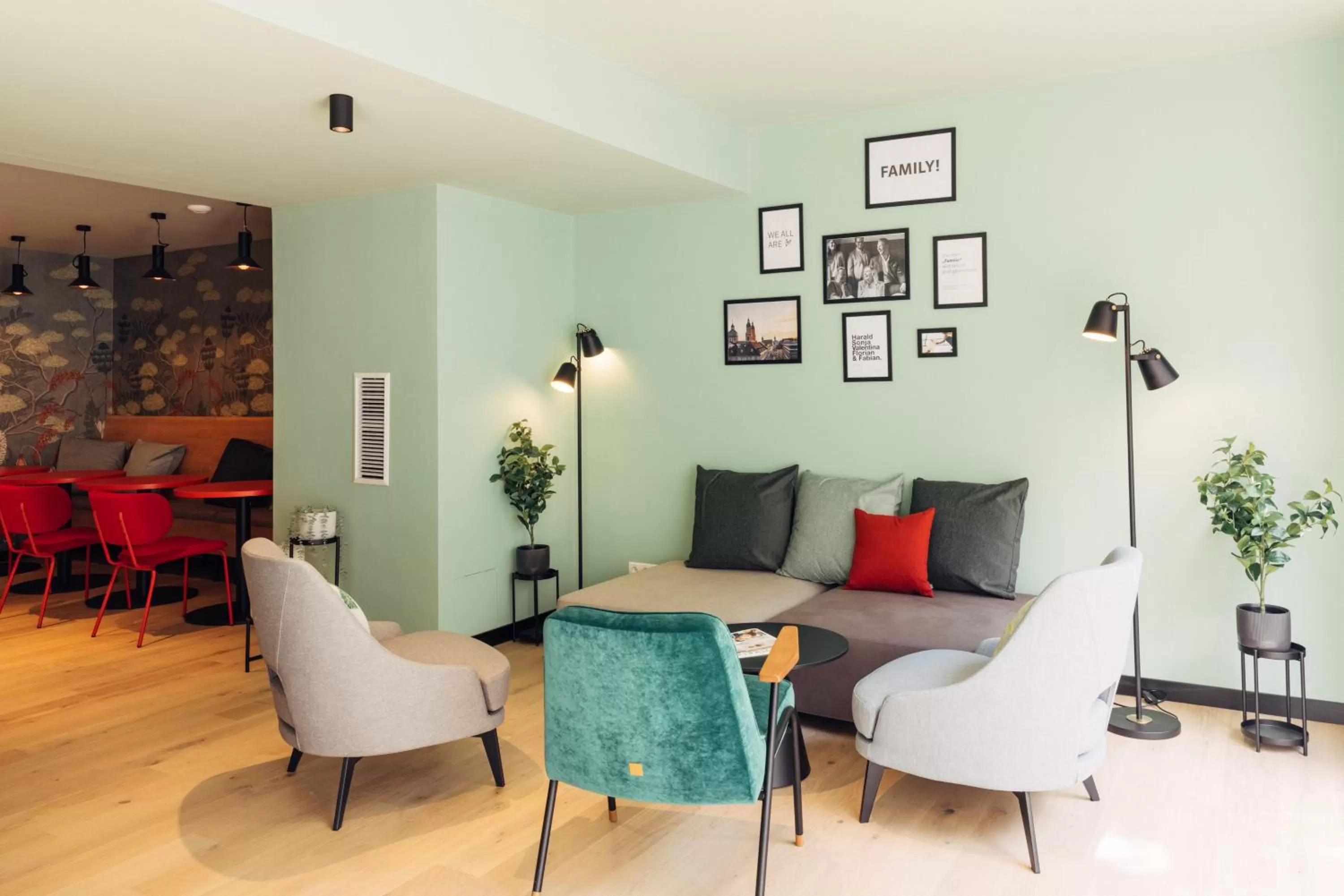 Communal lounge/ TV room in harry's home Berlin-Moabit hotel & apartments