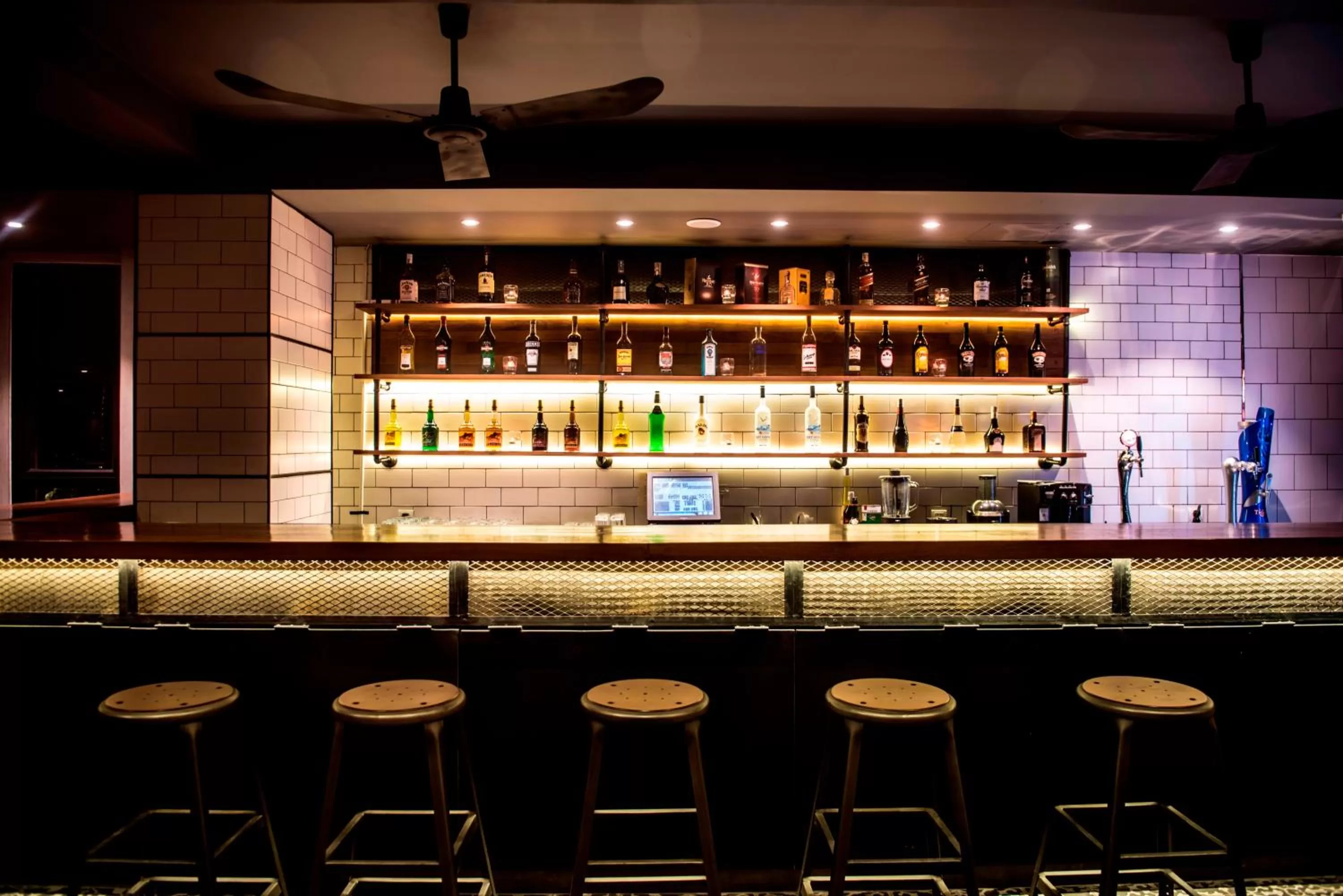 Lounge or bar in Aquarius Hotel and Urban Resort