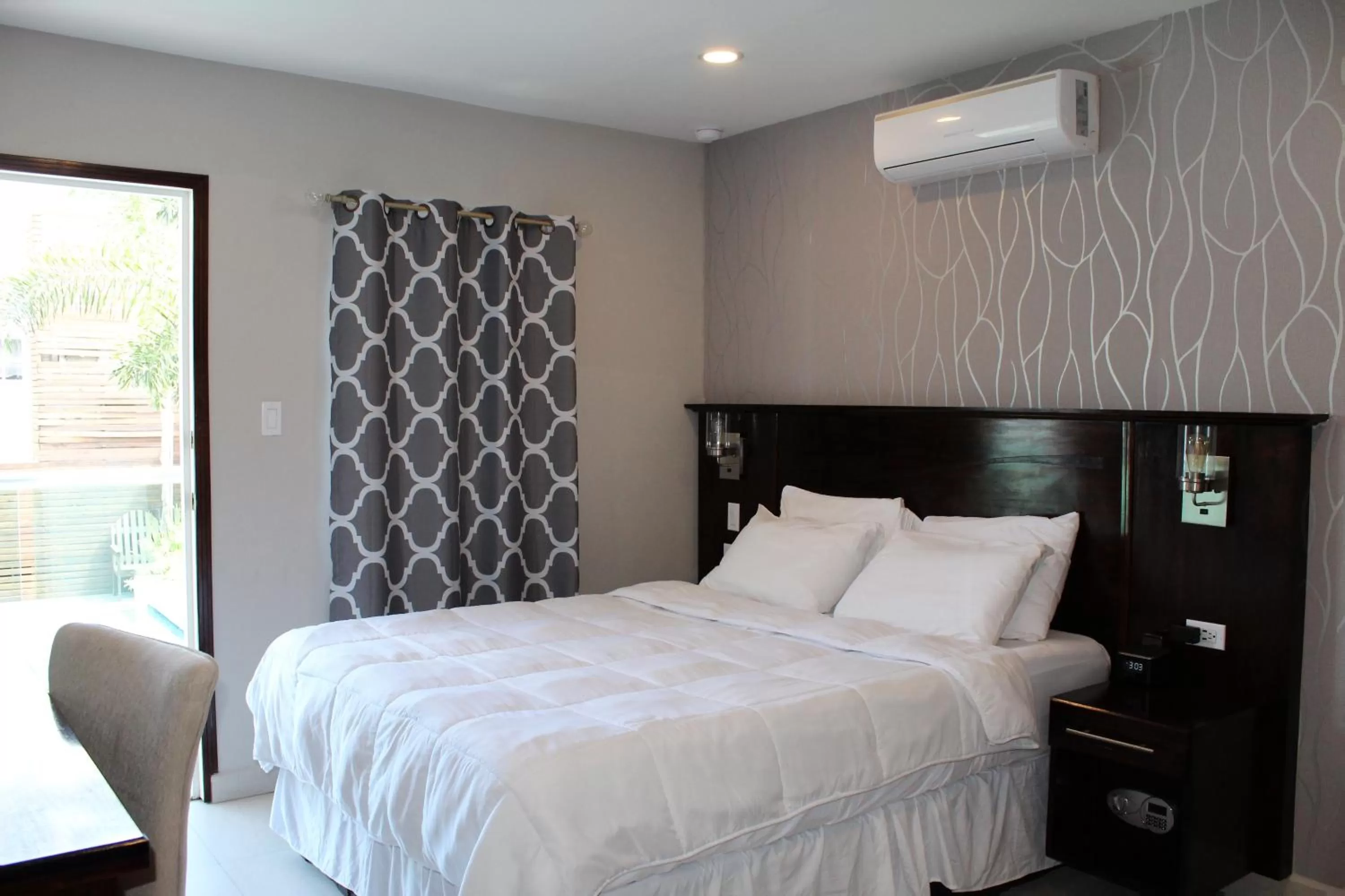 Bed in Barefoot Caye Caulker Hotel