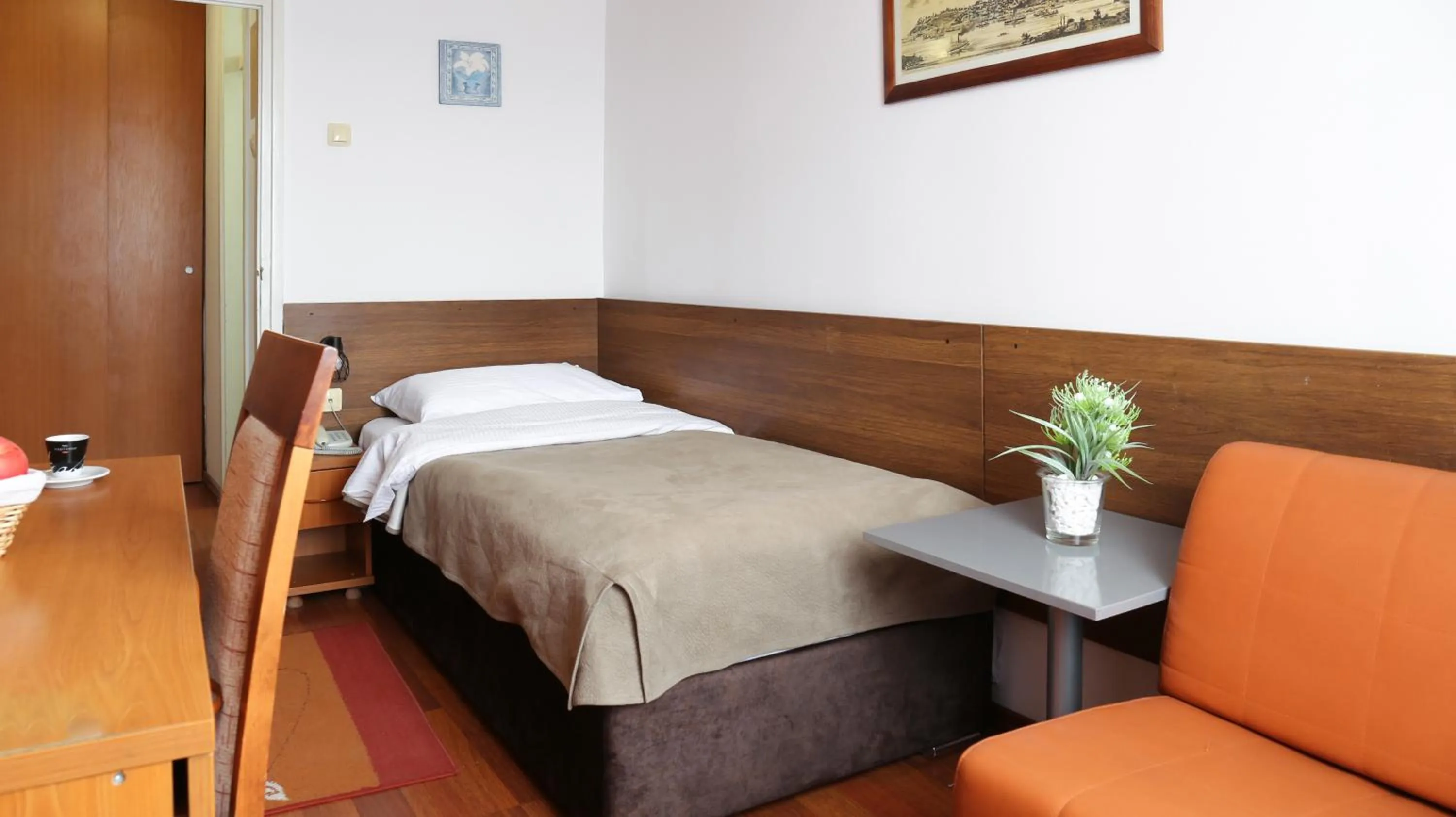Bed in Hotel Srbija-FREE PARKING