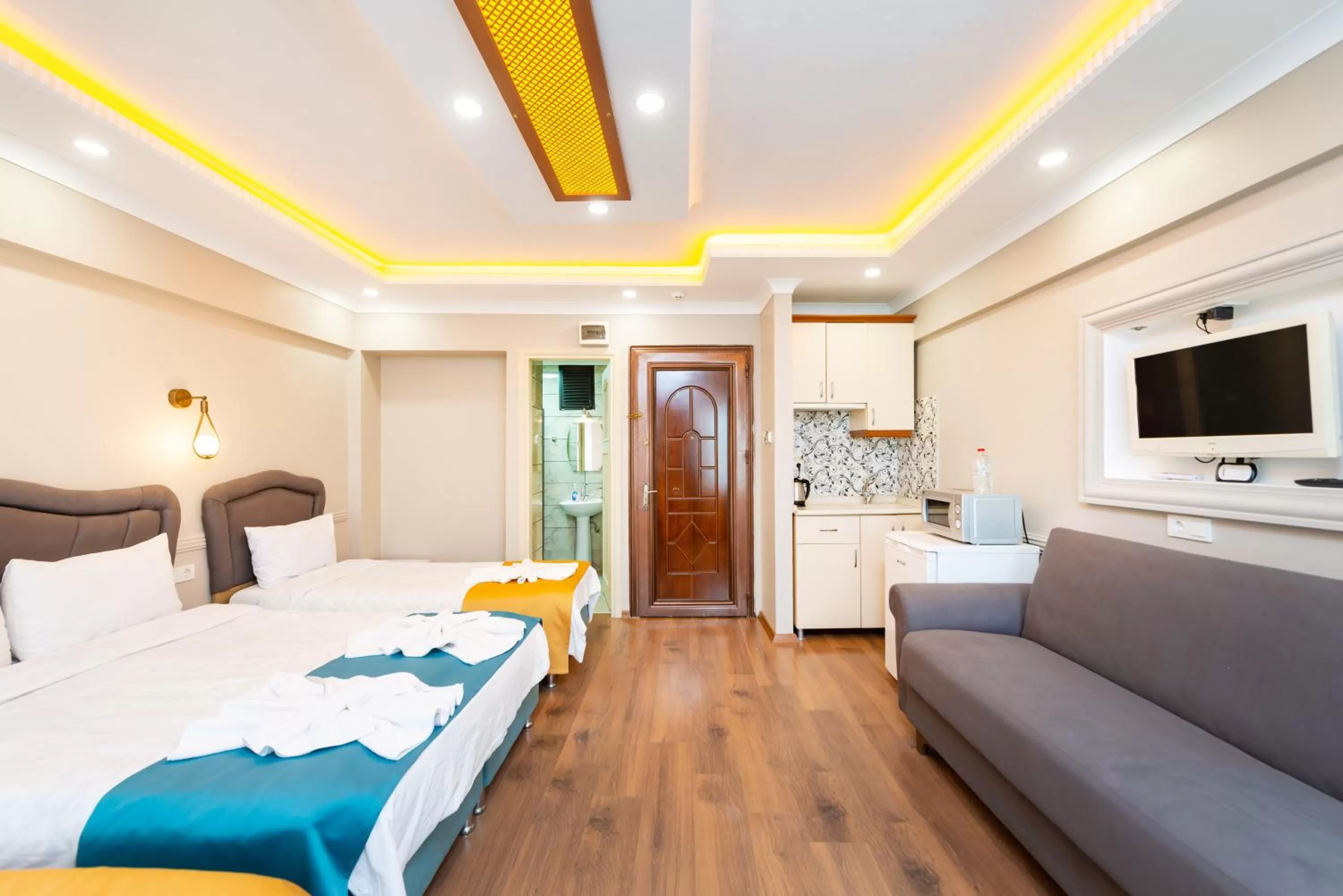 Communal lounge/ TV room, Bed in Kadirga Studios