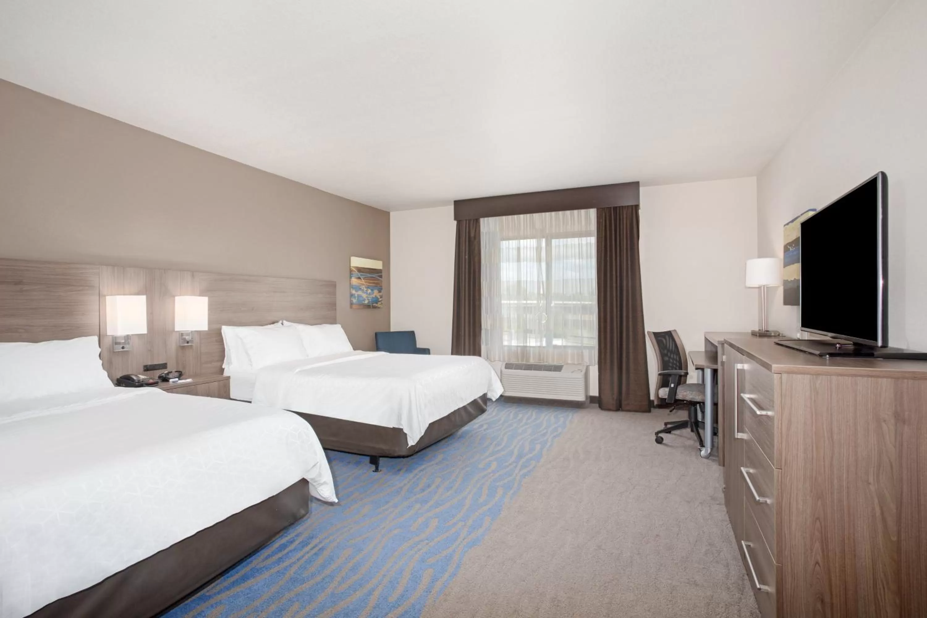 Photo of the whole room, Bed in Holiday Inn Express & Suites Manhattan by IHG