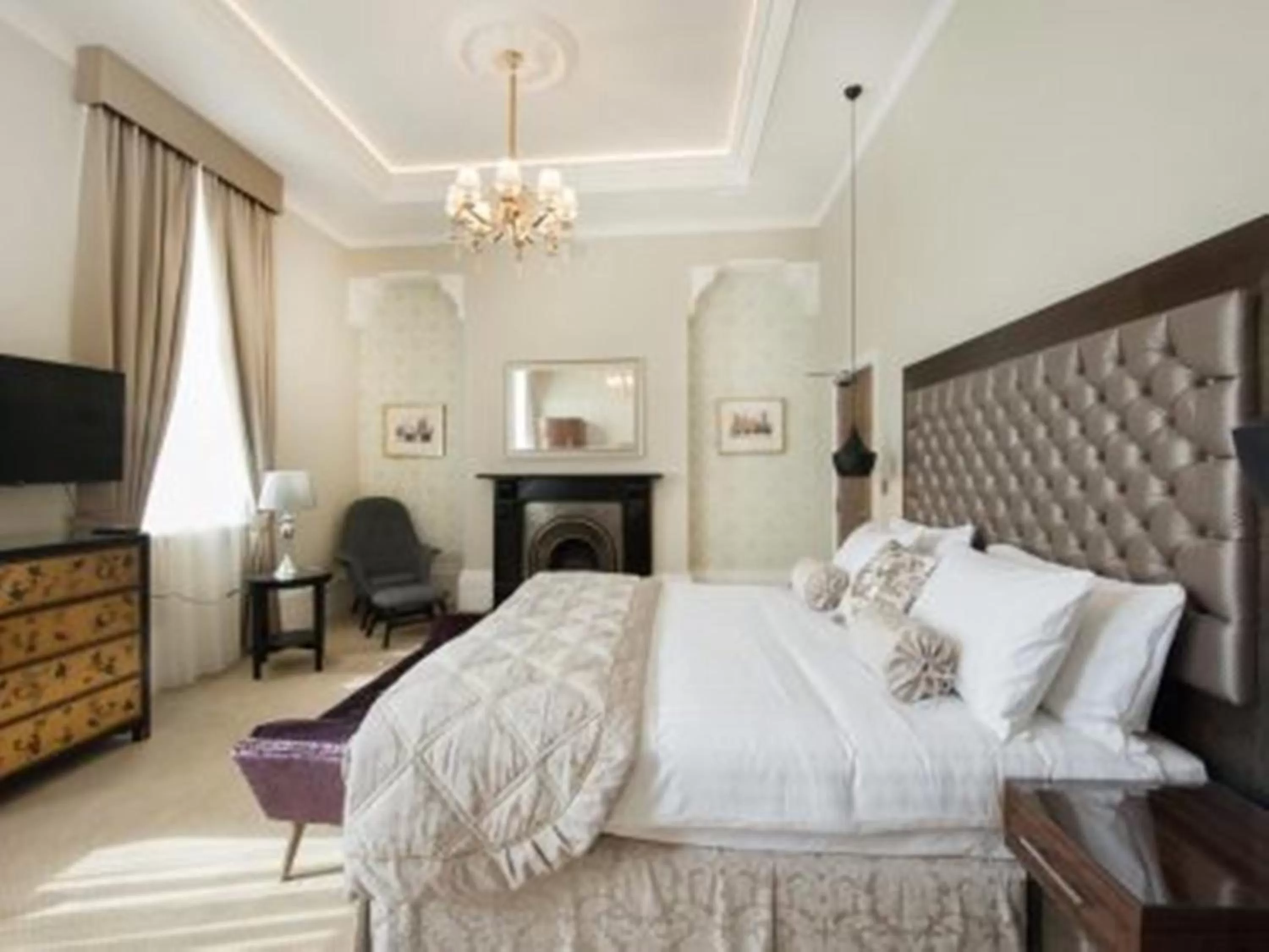 Photo of the whole room, Bed in The Lansbury Heritage Hotel By Sunday - Canary Wharf London