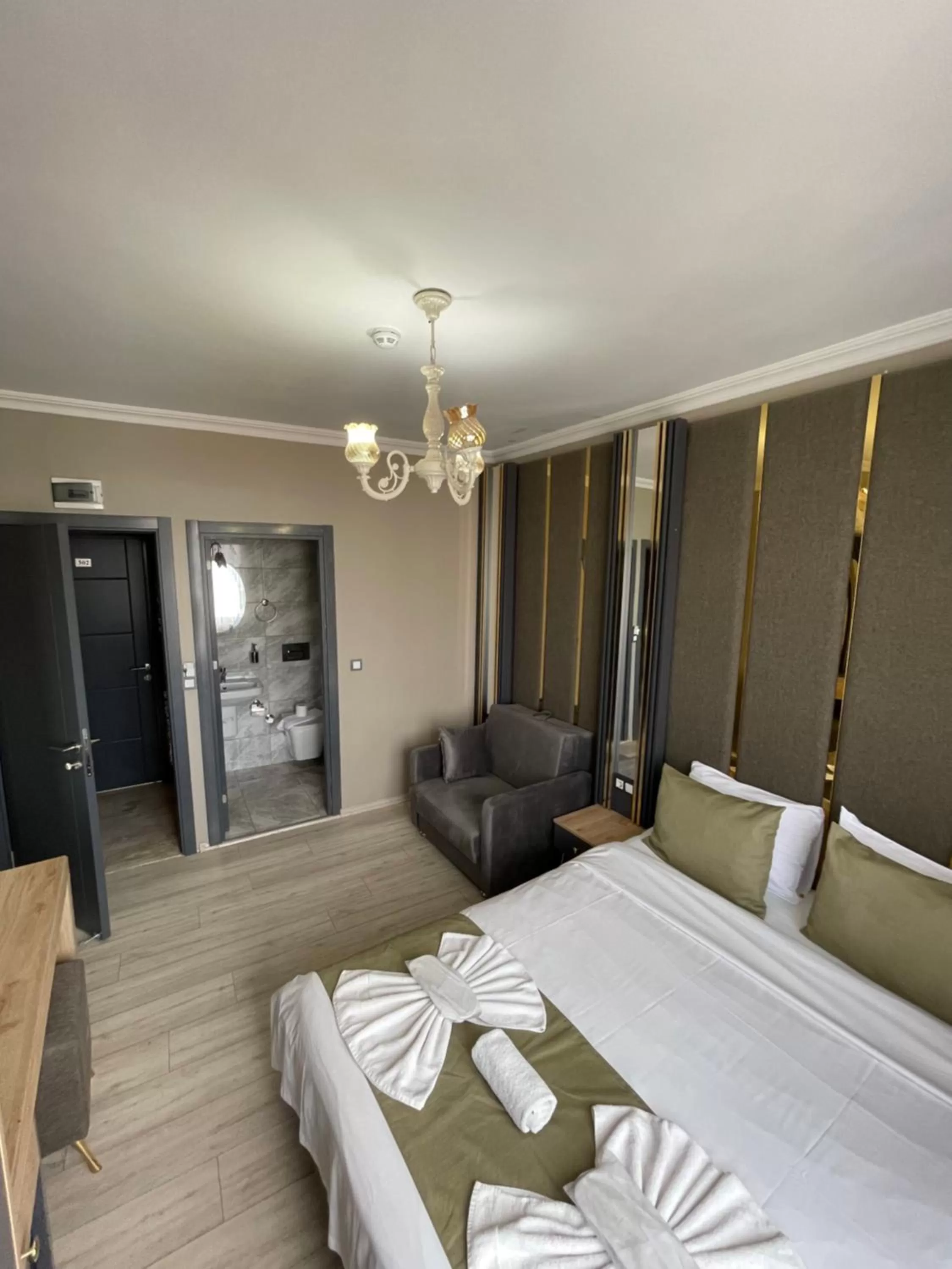 Photo of the whole room, Bed in New Taksim Hotel