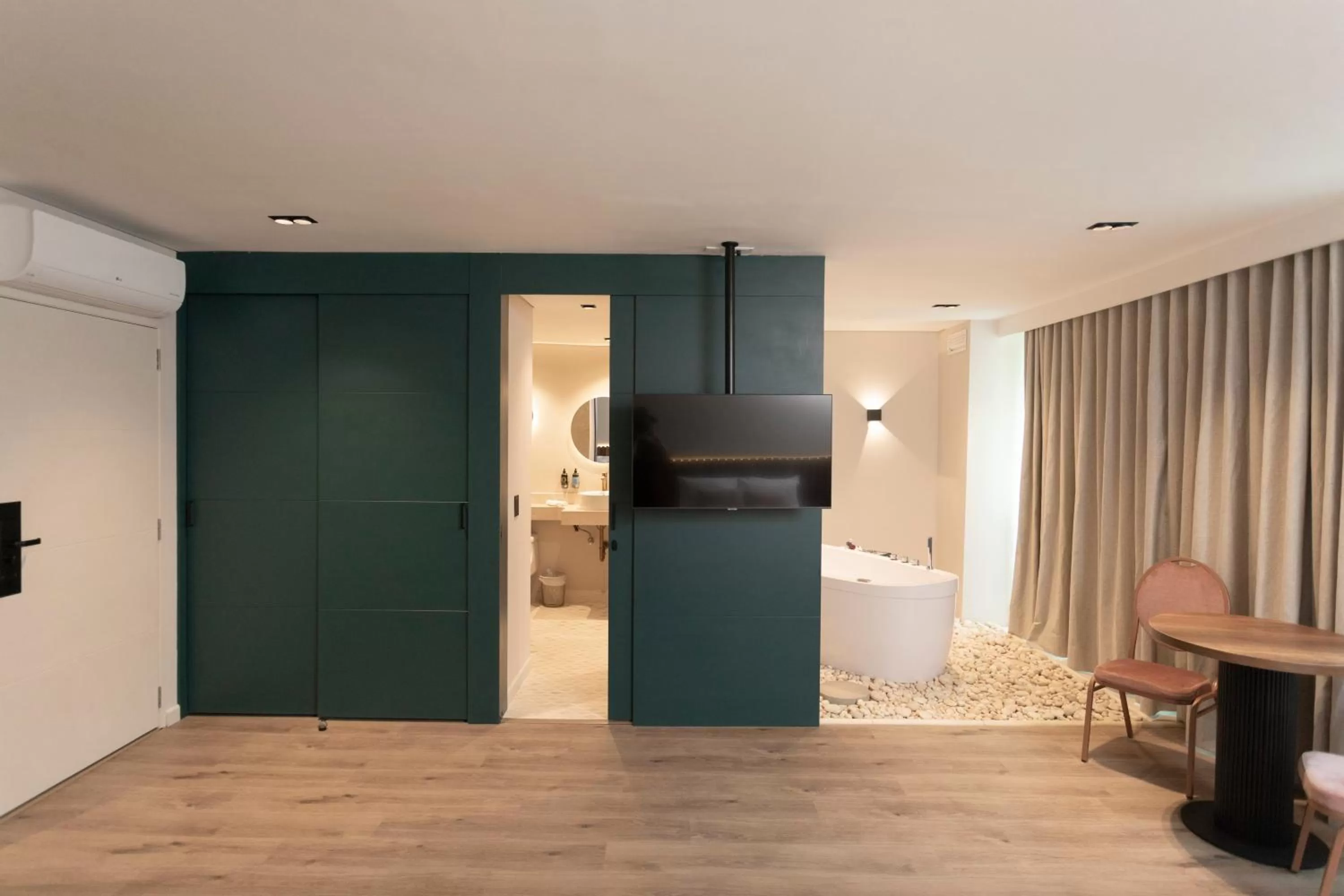 Photo of the whole room, Bed in 1616 Hotel