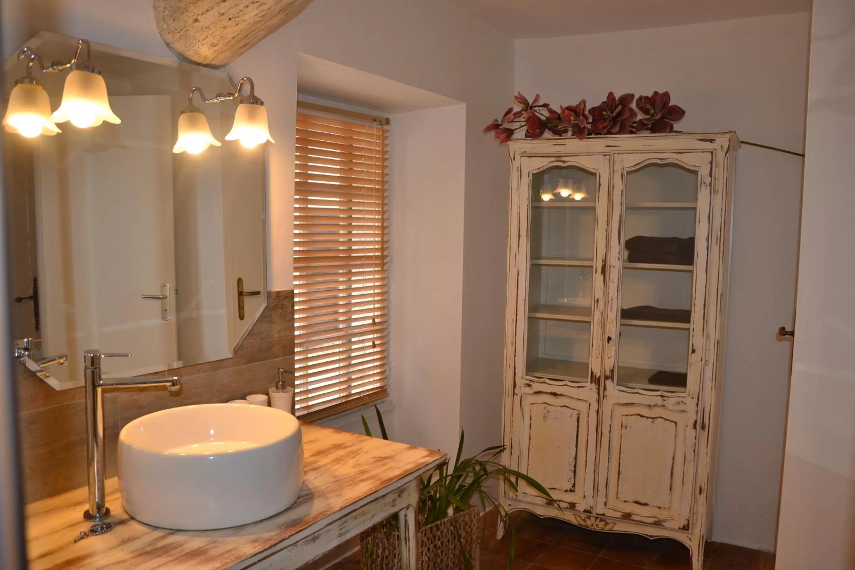 Bathroom in Maison Saint Louis avec Jacuzzi