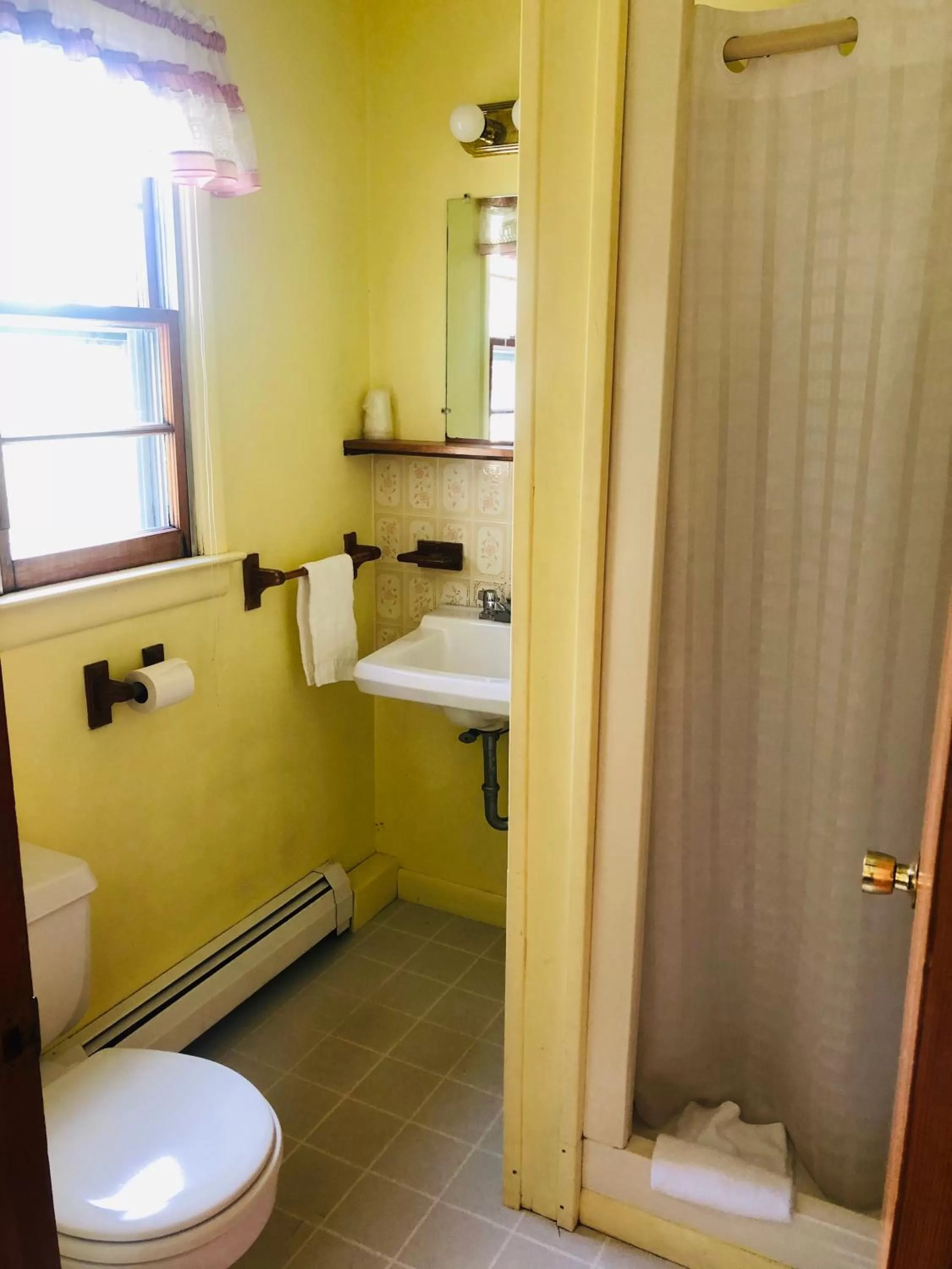 Bathroom in Gray Ghost Inn