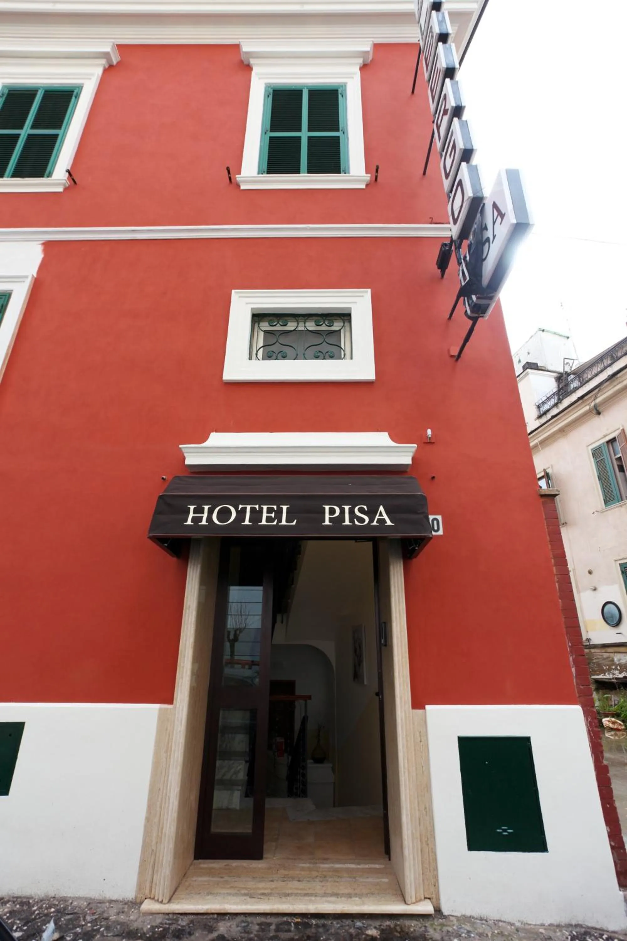 Facade/entrance in Hotel Pisa