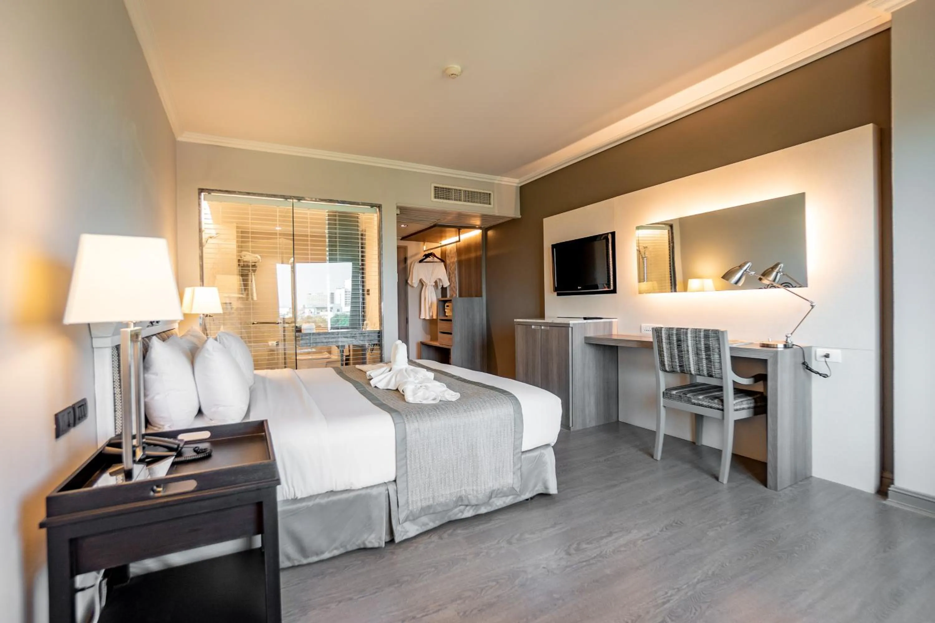 Photo of the whole room, Bed in The Grand Riverside Hotel