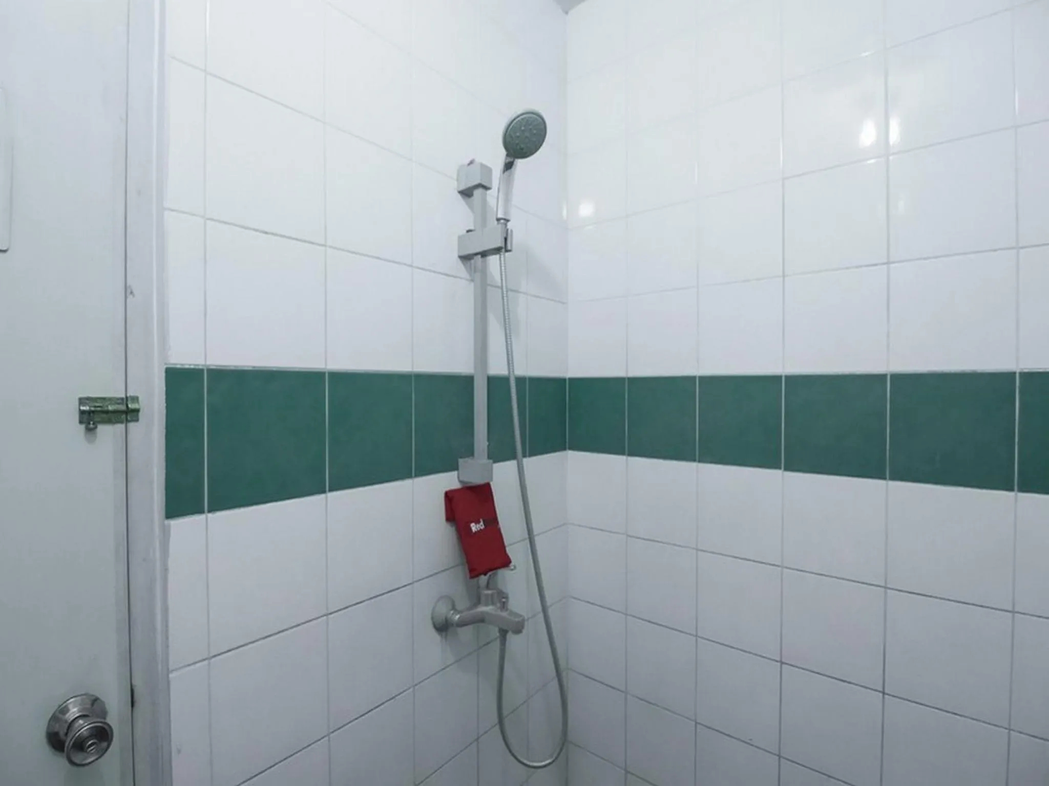 Bathroom in RedDoorz @ Buah Batu 3