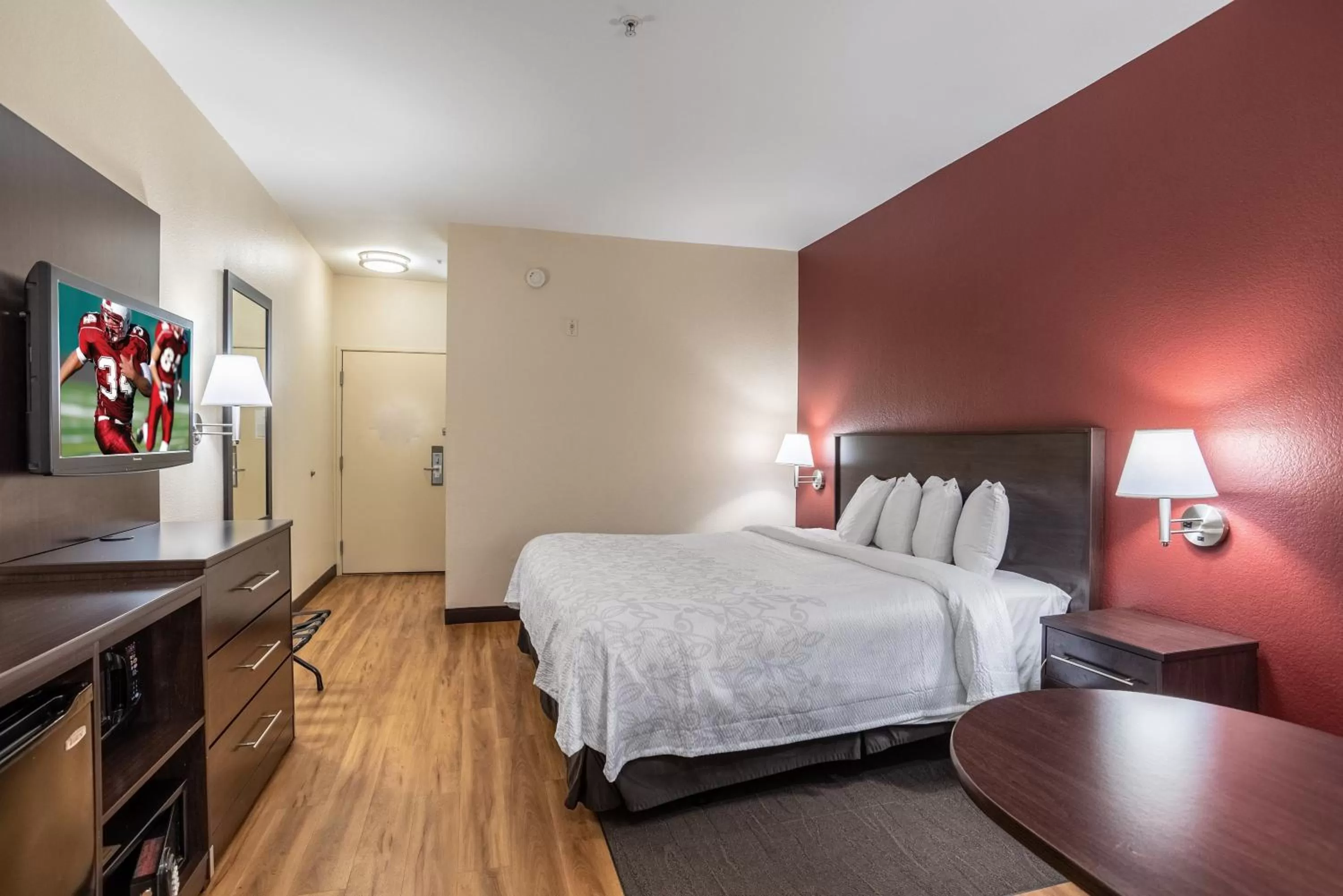 Photo of the whole room, Bed in Red Roof Inn PLUS + Phoenix West