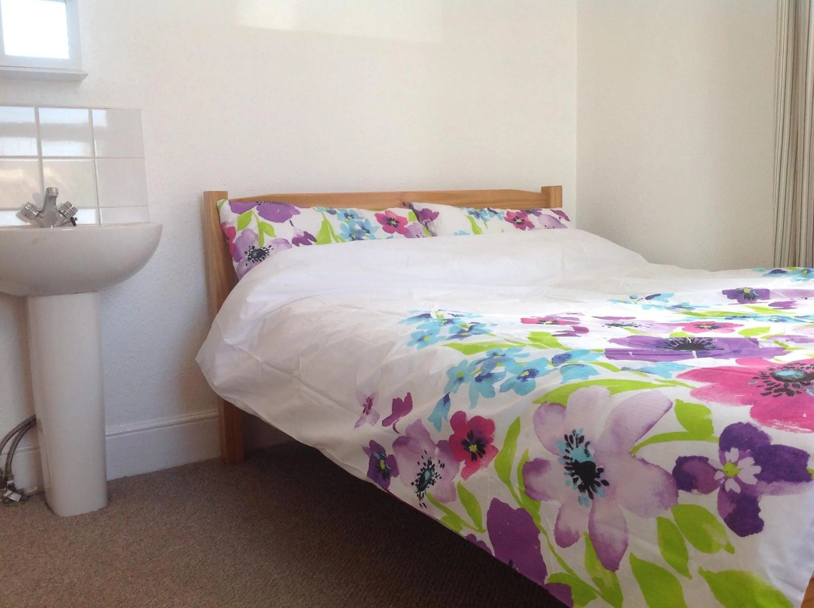 Photo of the whole room, Bed in Clift Guest House