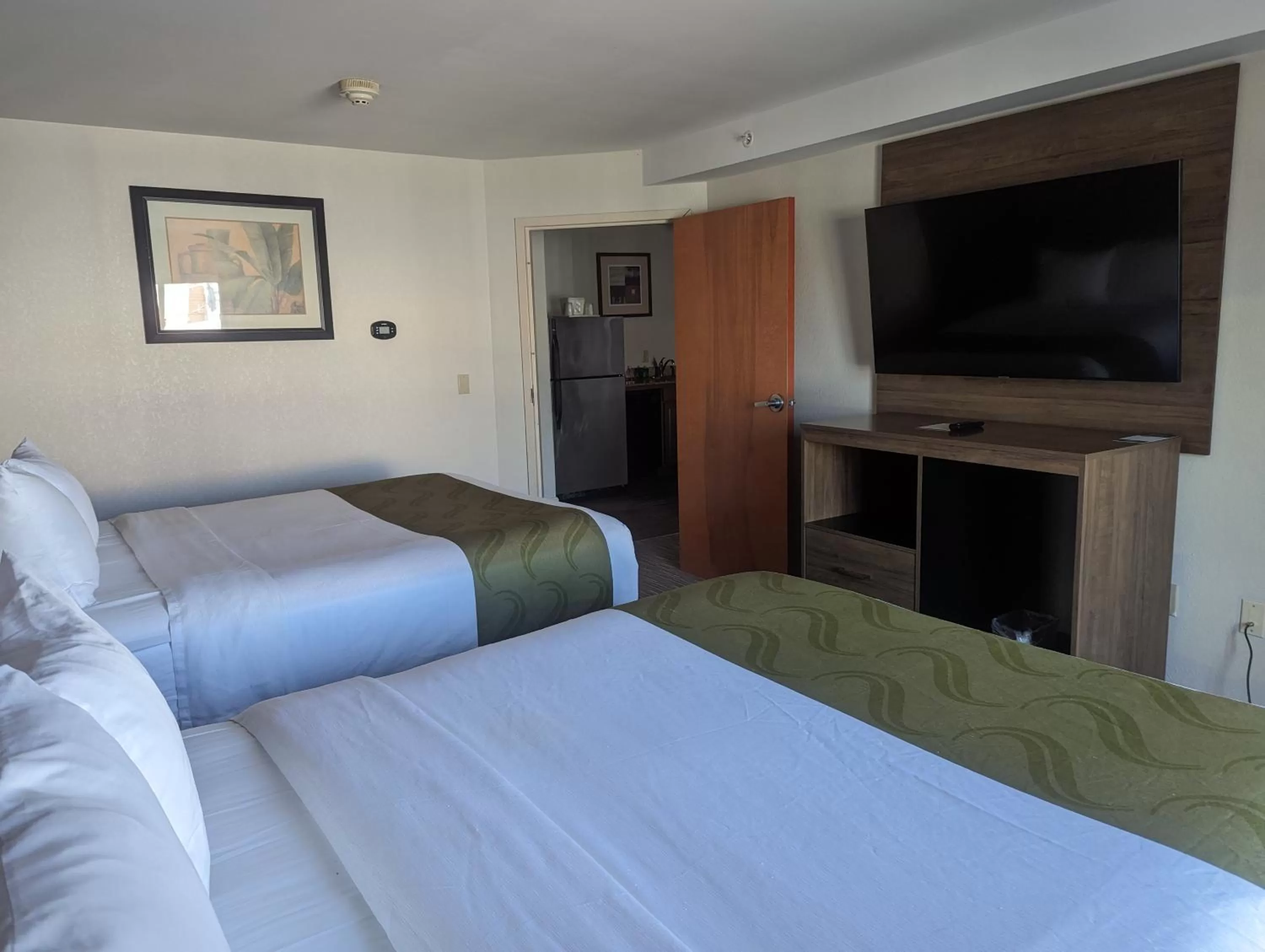 Bed in Quality Inn & Suites Northampton - Amherst