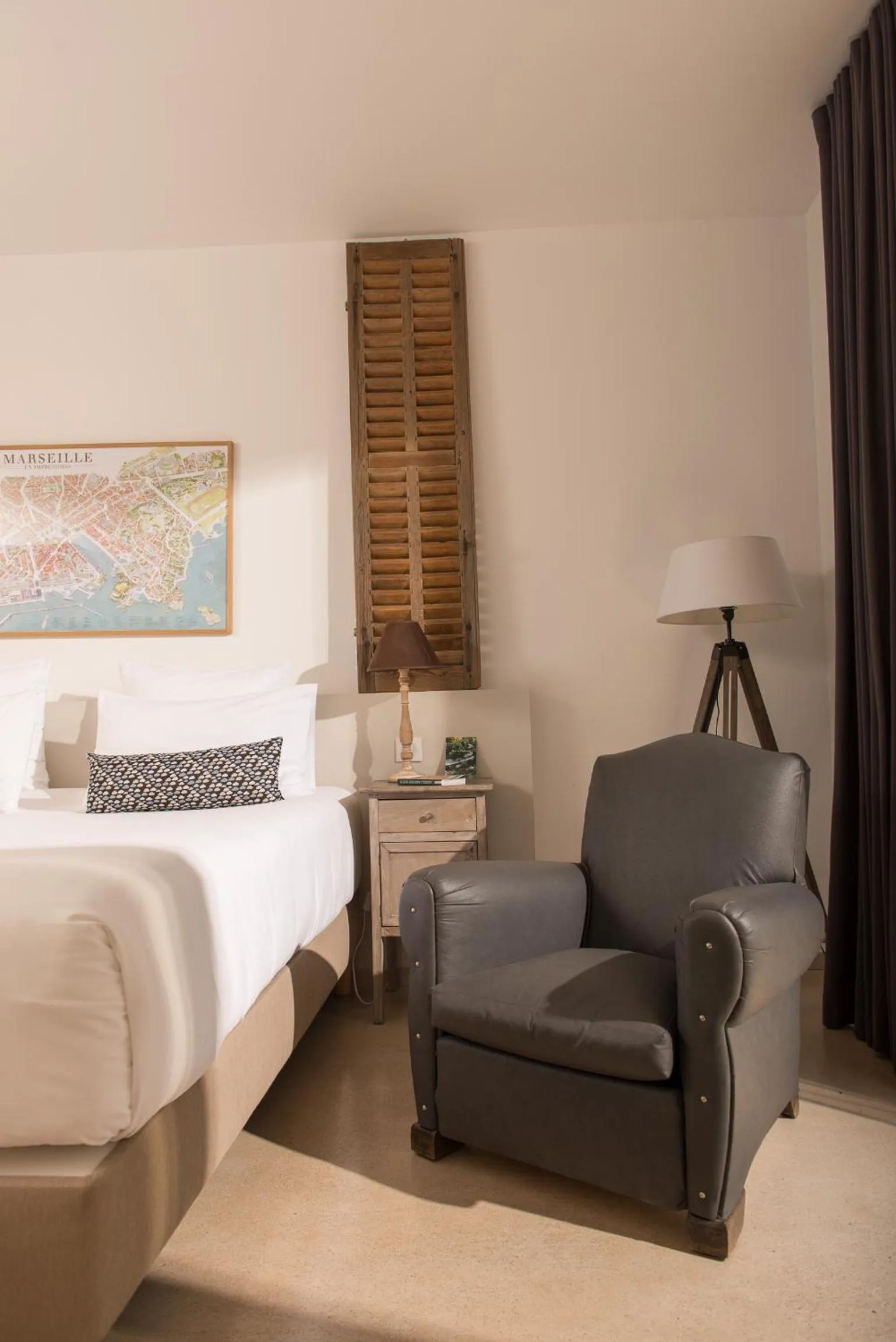 Seating area, Bed in Hôtel 96