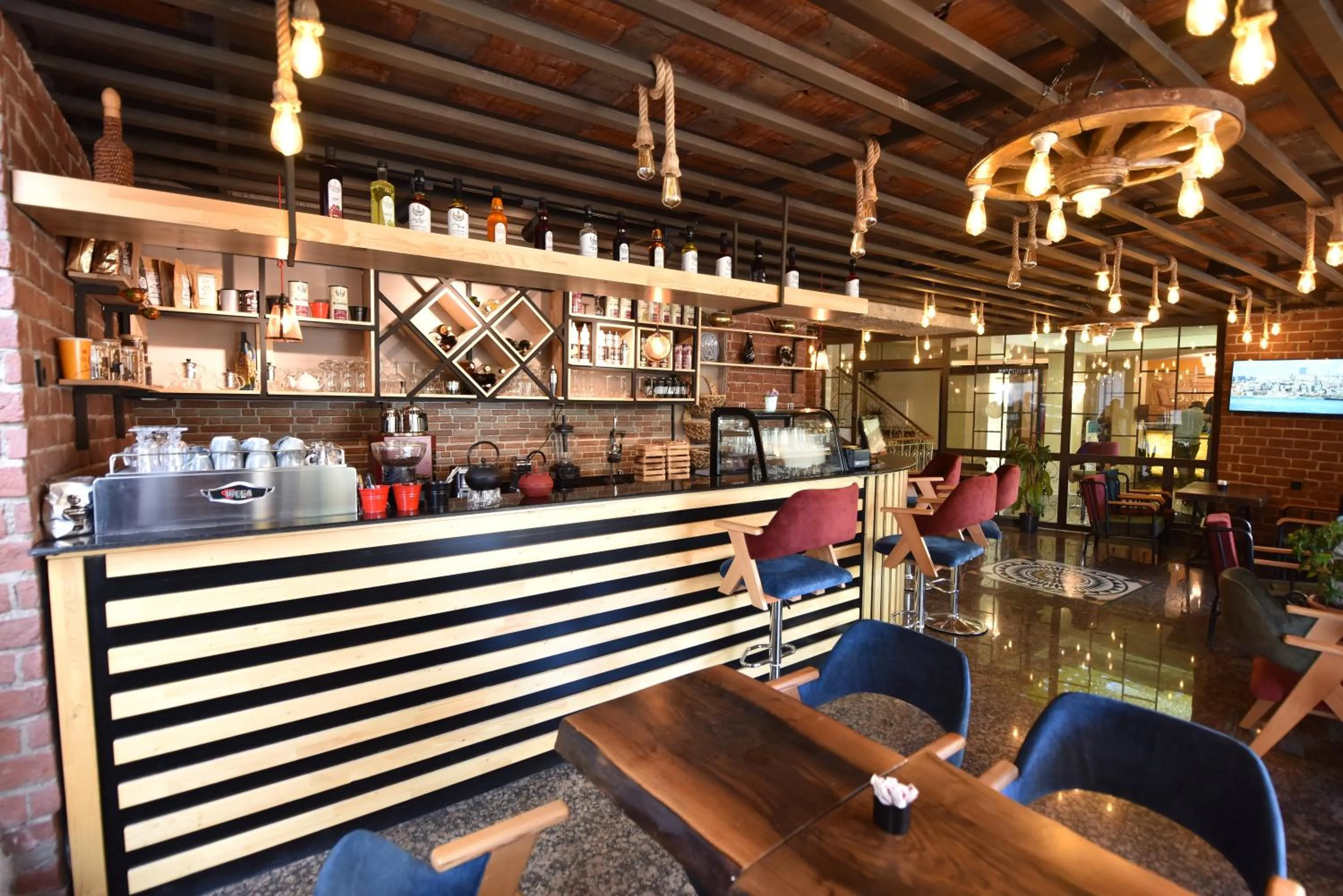 Restaurant/places to eat in Sunlight Hotel