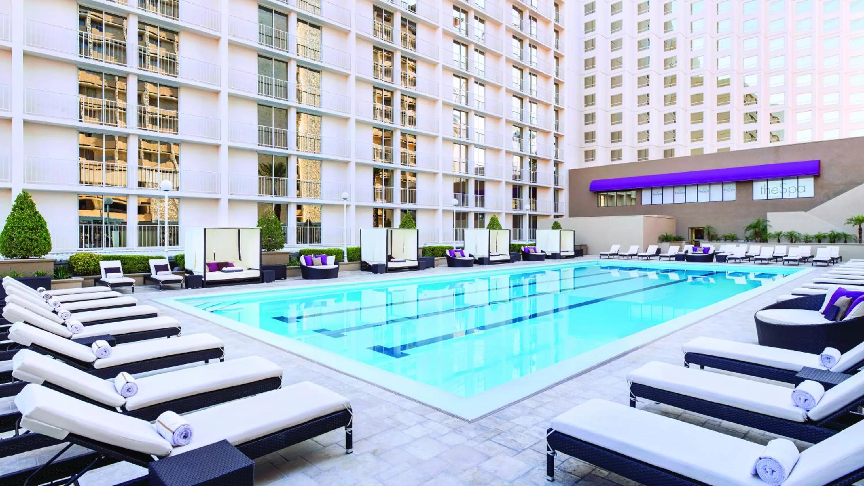 Swimming pool in Harrah's Las Vegas, A Caesars Destination