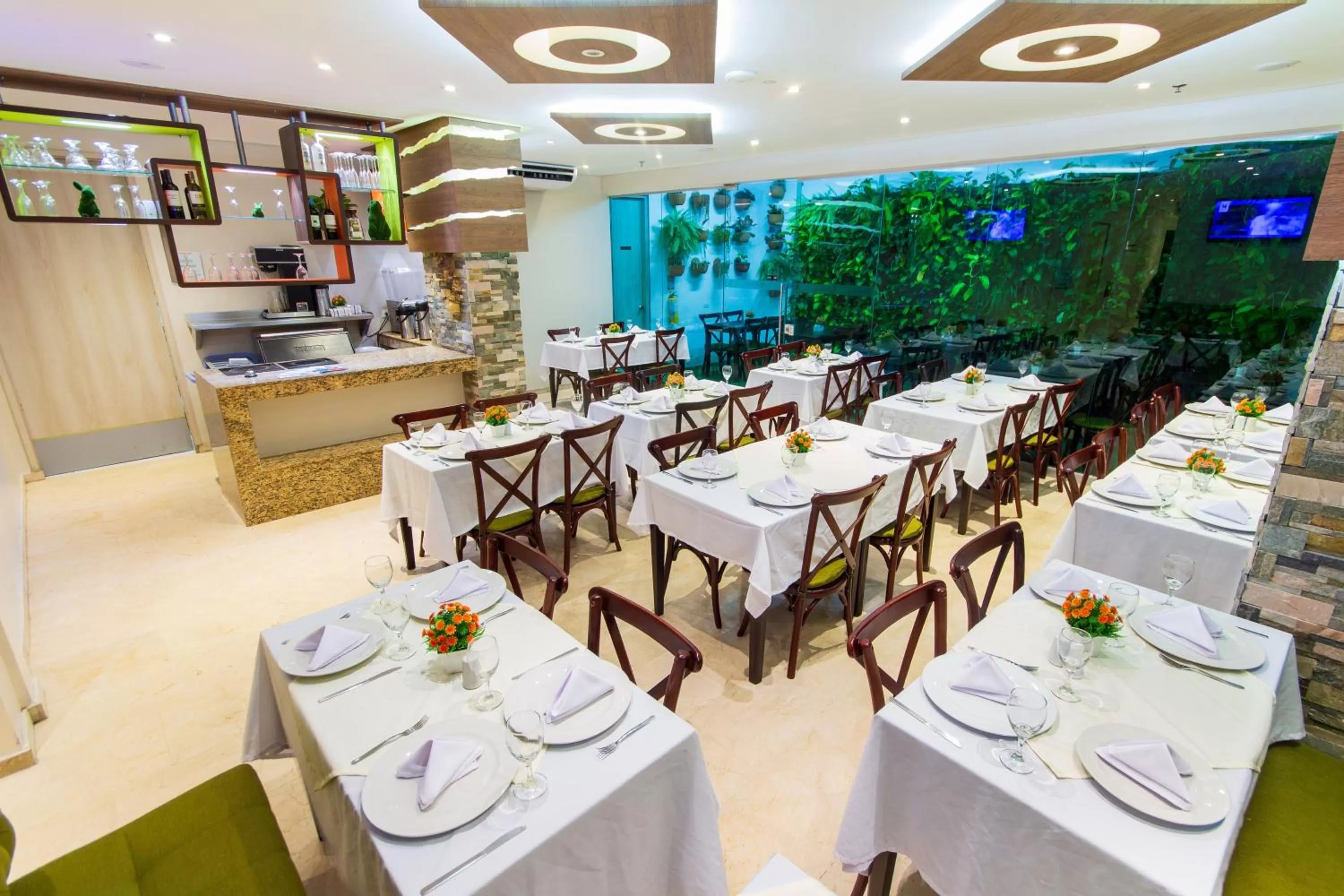 Restaurant/places to eat in Hotel Aixo Suites By GEH Suites