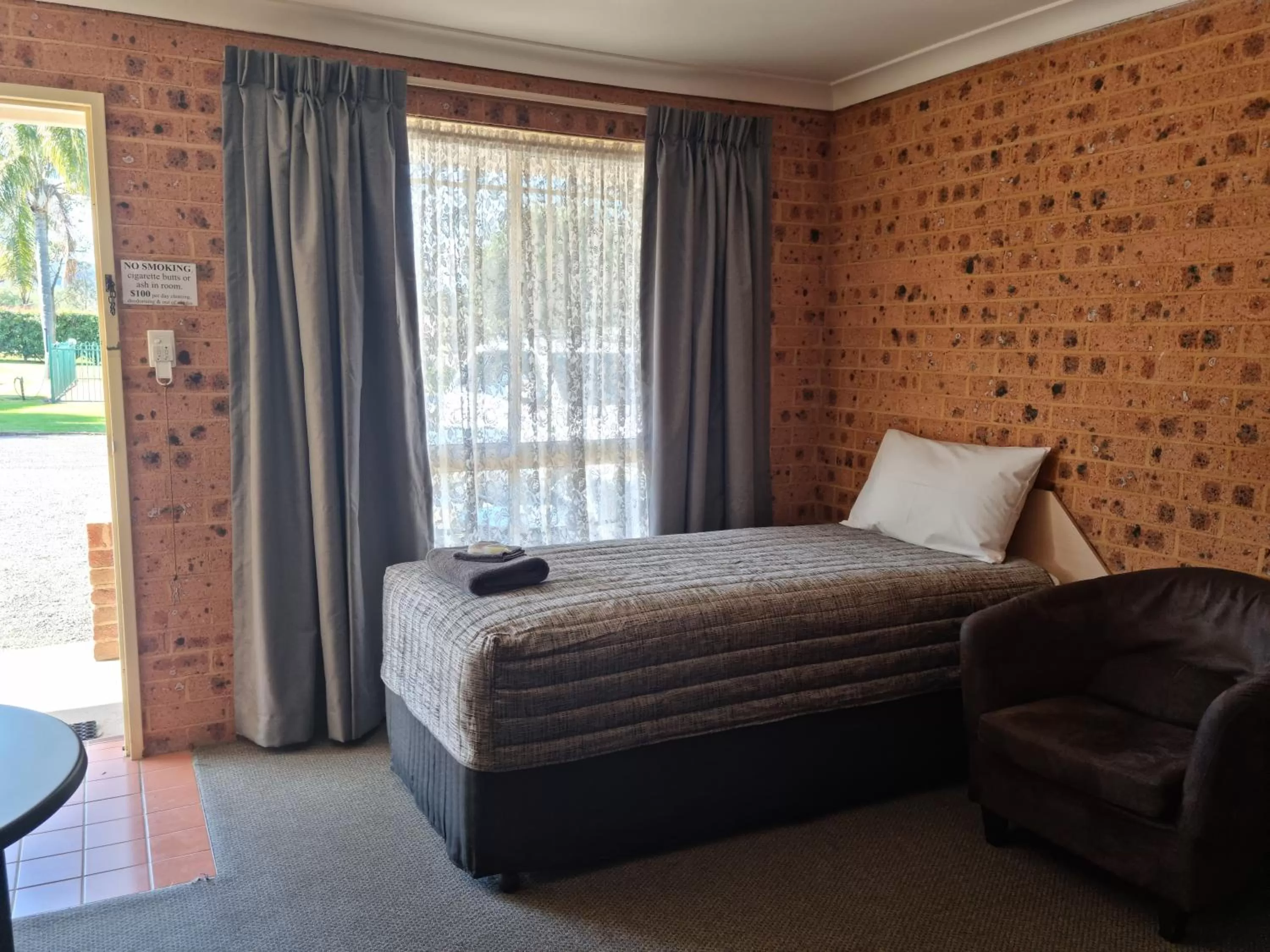 Bed in Aberdeen Motel