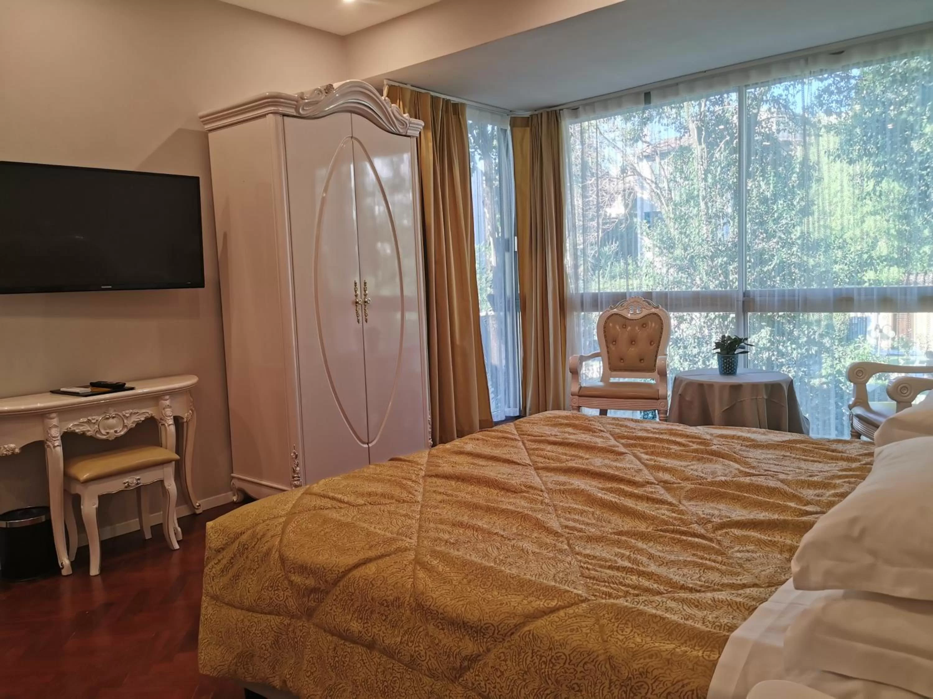 Bedroom, Bed in Villa Royal