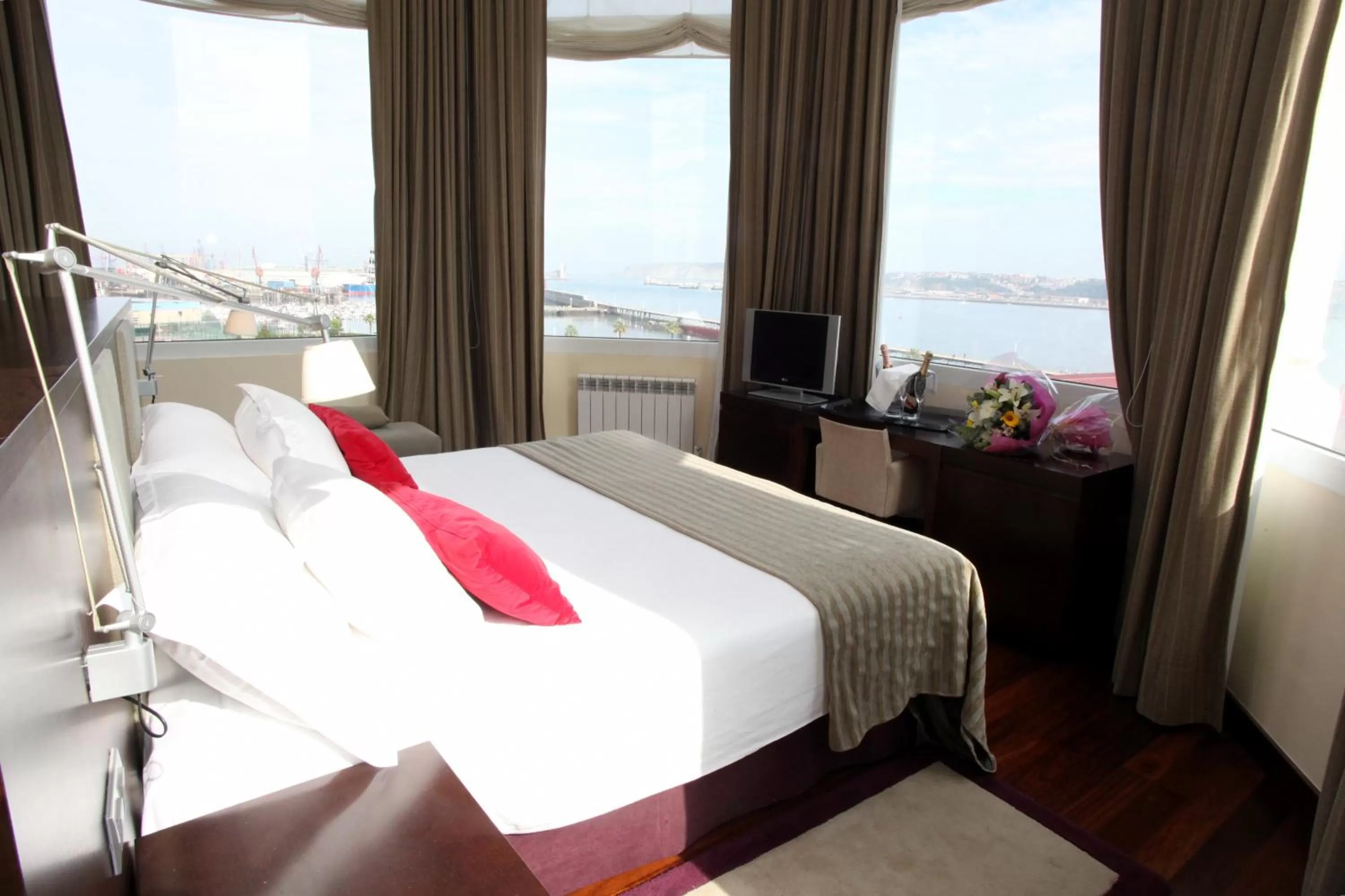 Bedroom, Bed in Hotel URH Palacio de Oriol