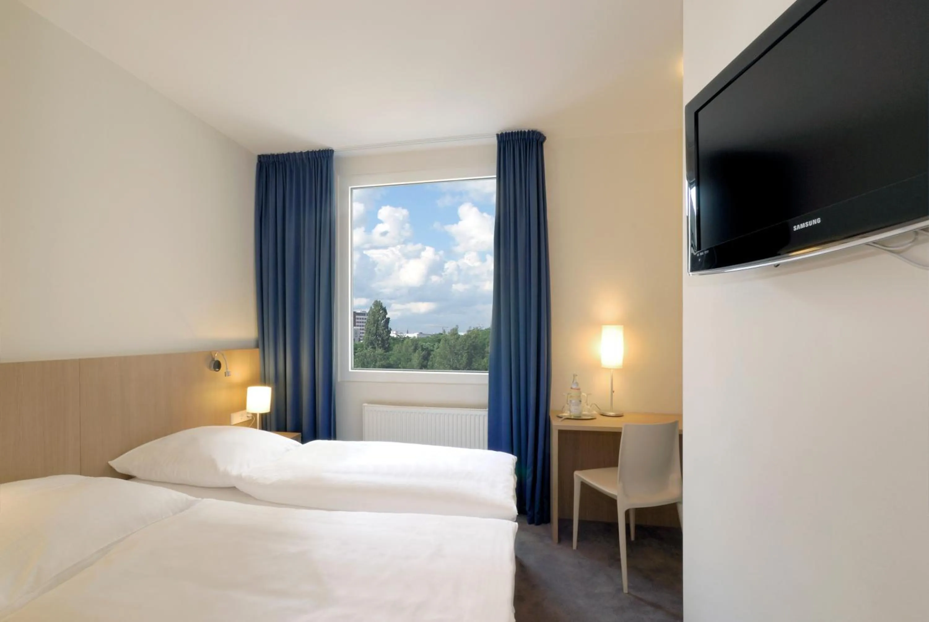 Bed in Hotel Berlin Mitte by Campanile