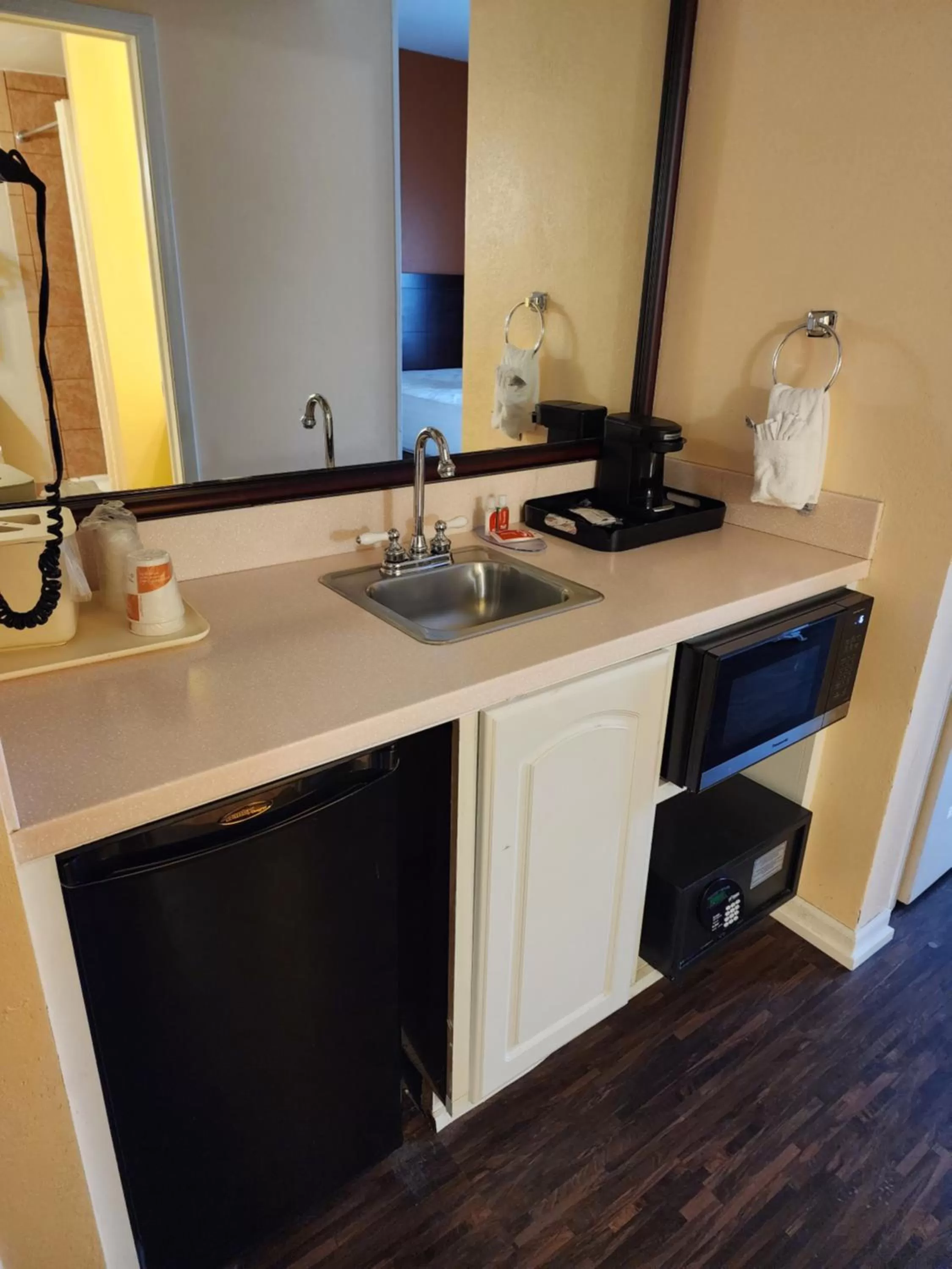 kitchen in Econo Lodge & Suites Grand Rapids Airport