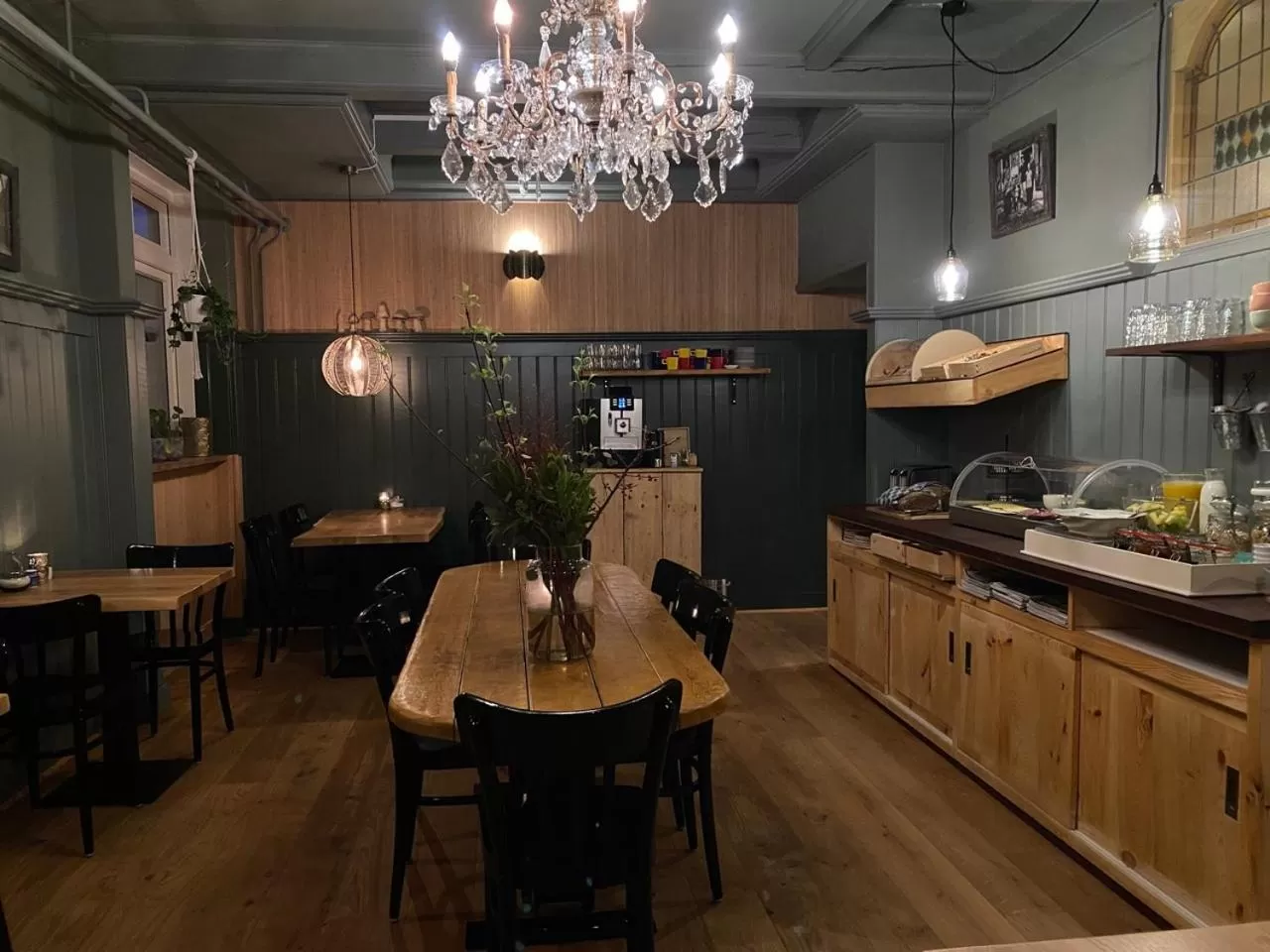 Restaurant/Places to Eat in Hotel Buren