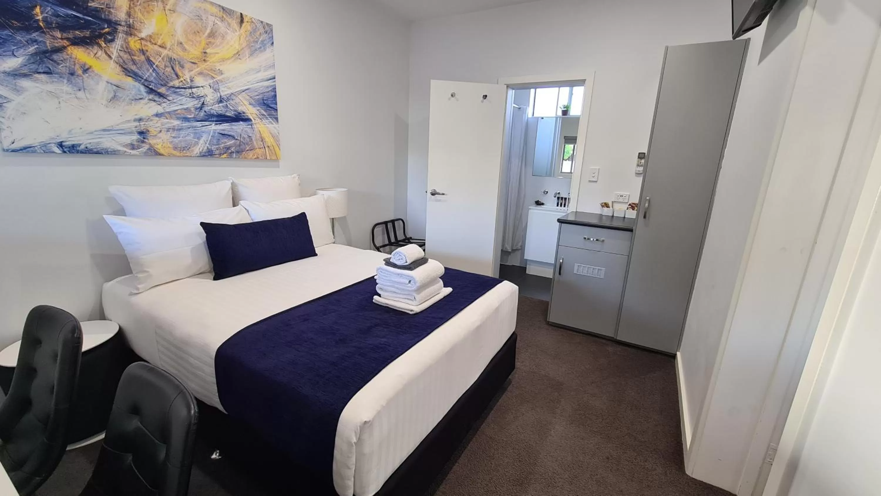 Bed in The Avenue Inn