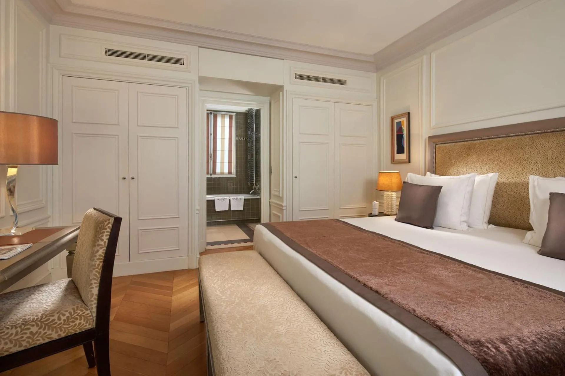 Bed in Majestic Hotel Spa - Champs Elysées