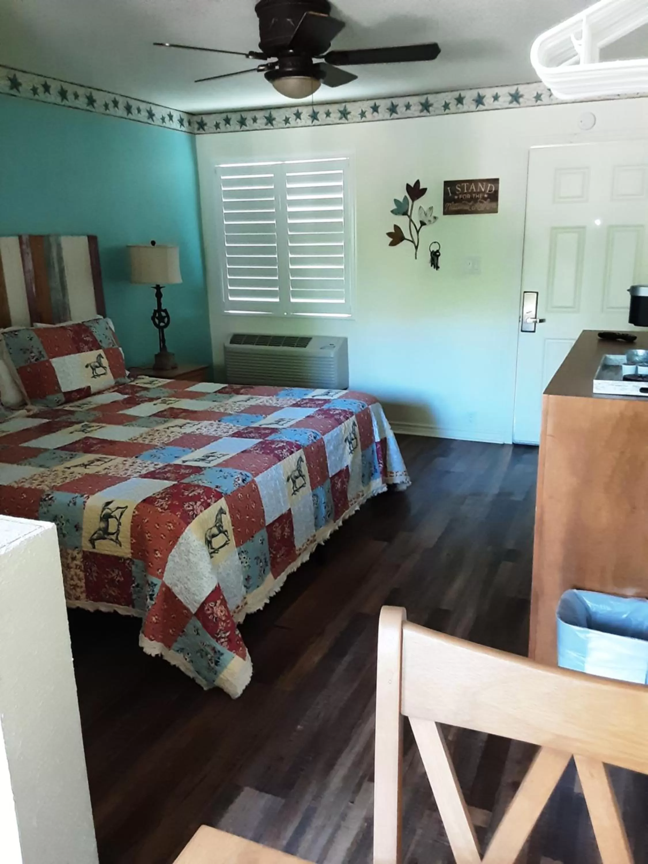 Bed in Horseshoe Riverside Lodge