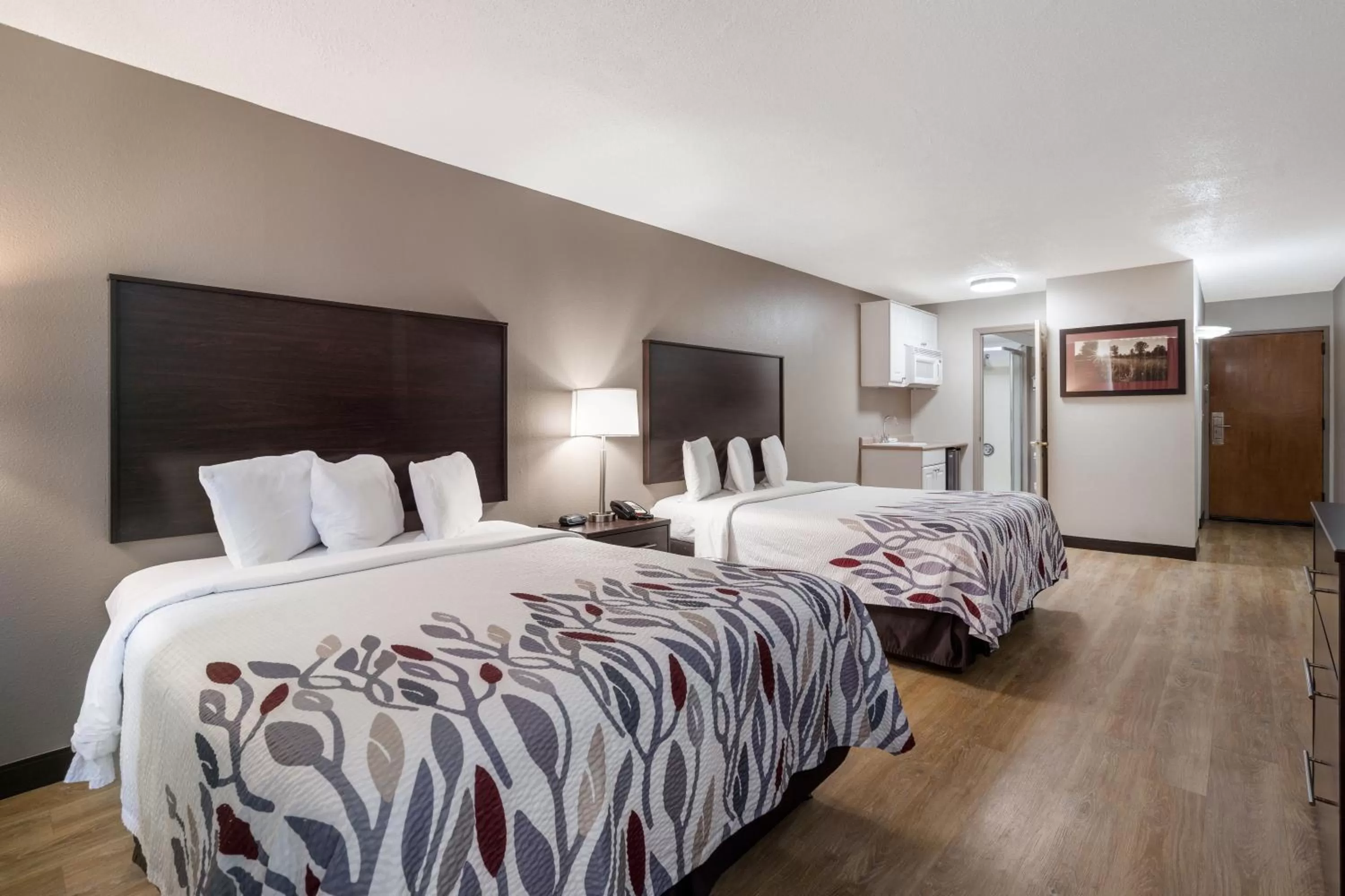 Photo of the whole room, Bed in Red Roof Inn & Suites Jacksonville, NC