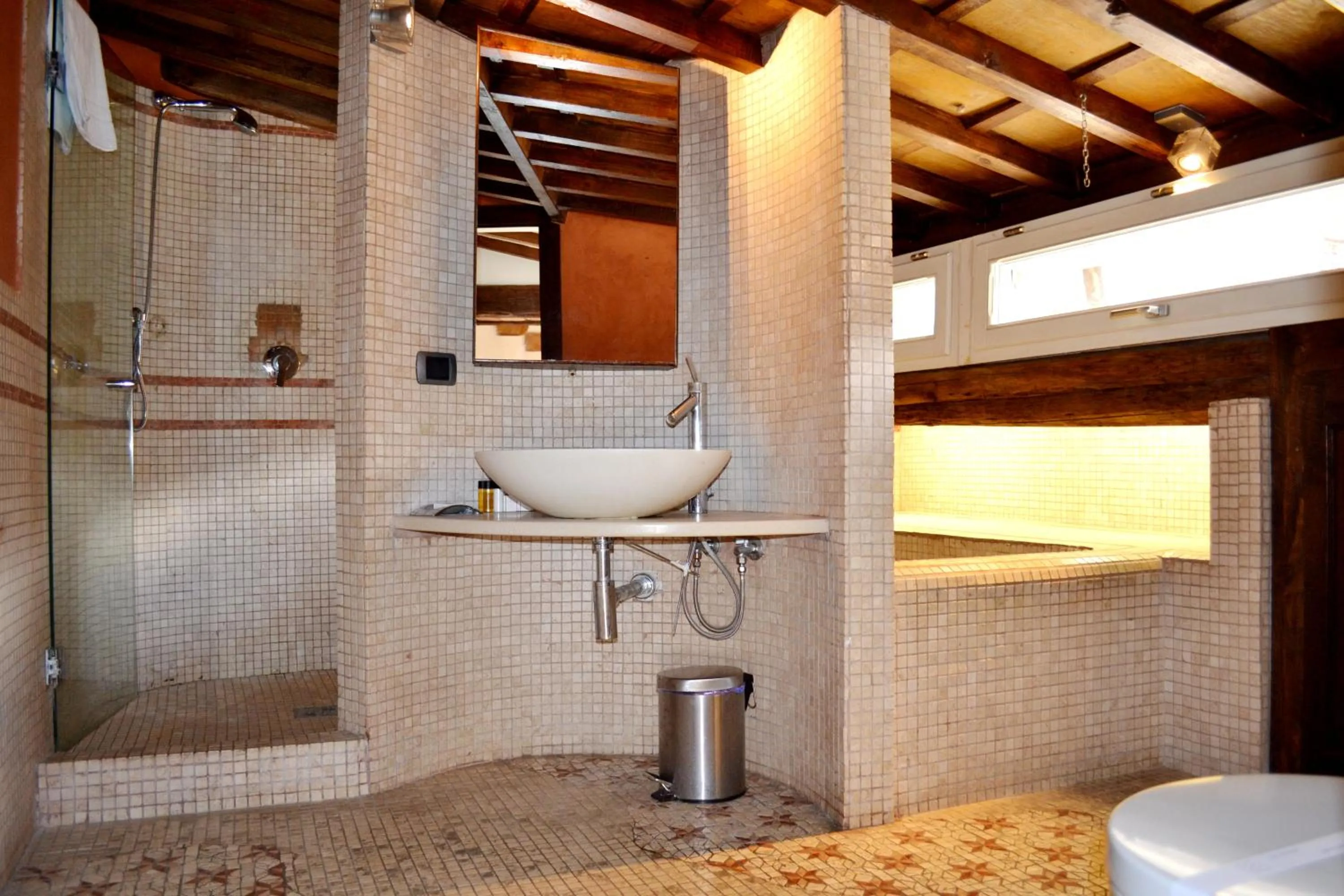 Shower in Luxury Trastevere