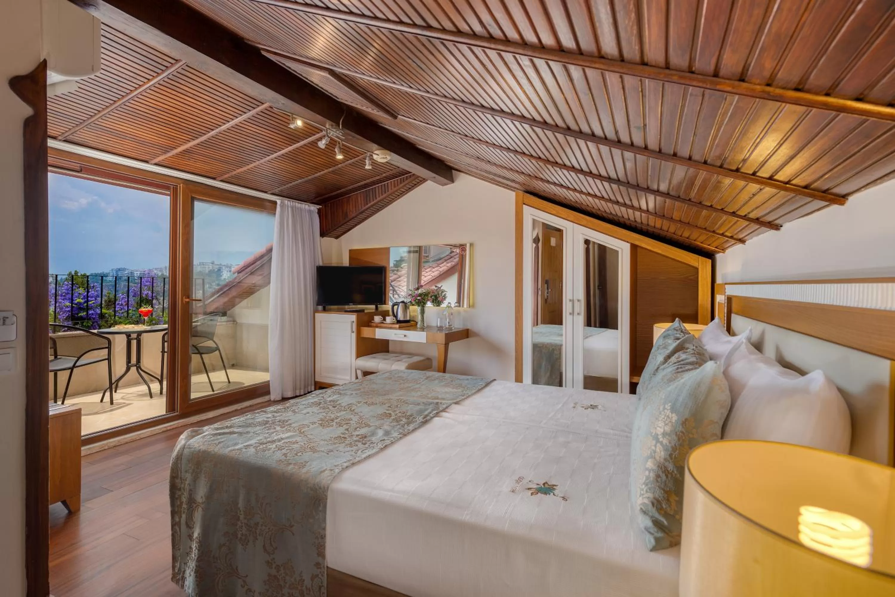 Balcony/Terrace, Bed in Dogan Hotel