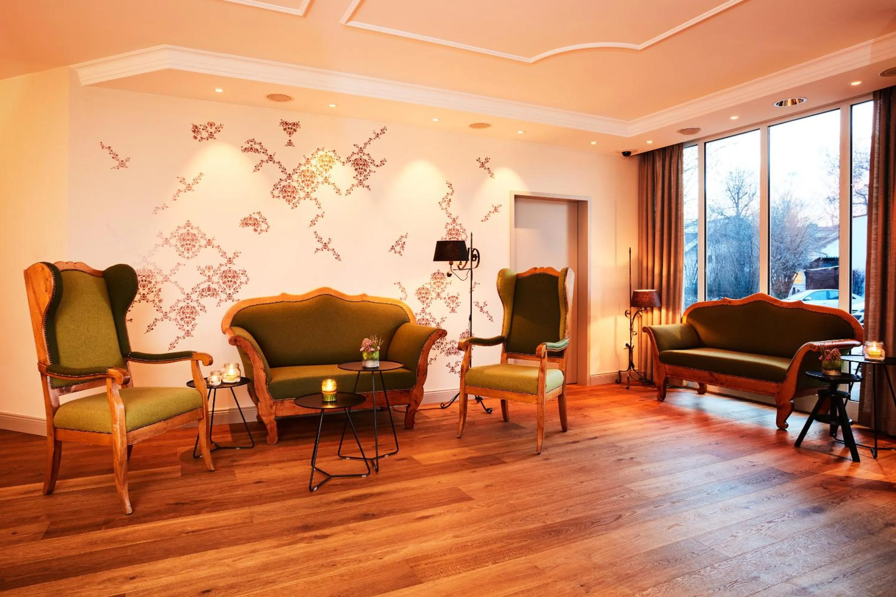 Communal lounge/ TV room in Hotel Prinzregent München Messe