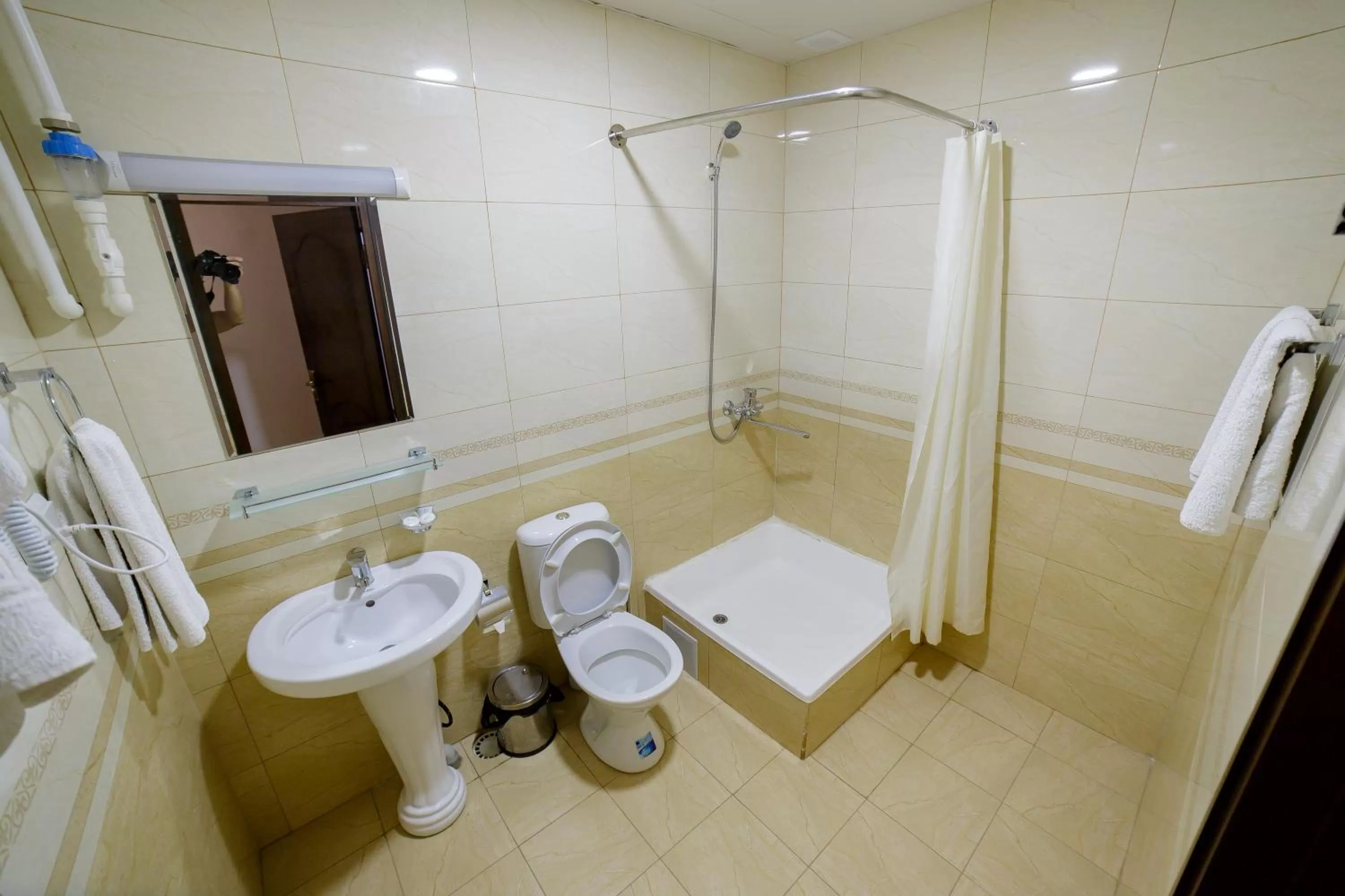 Shower, Bathroom in Caravan Hotel