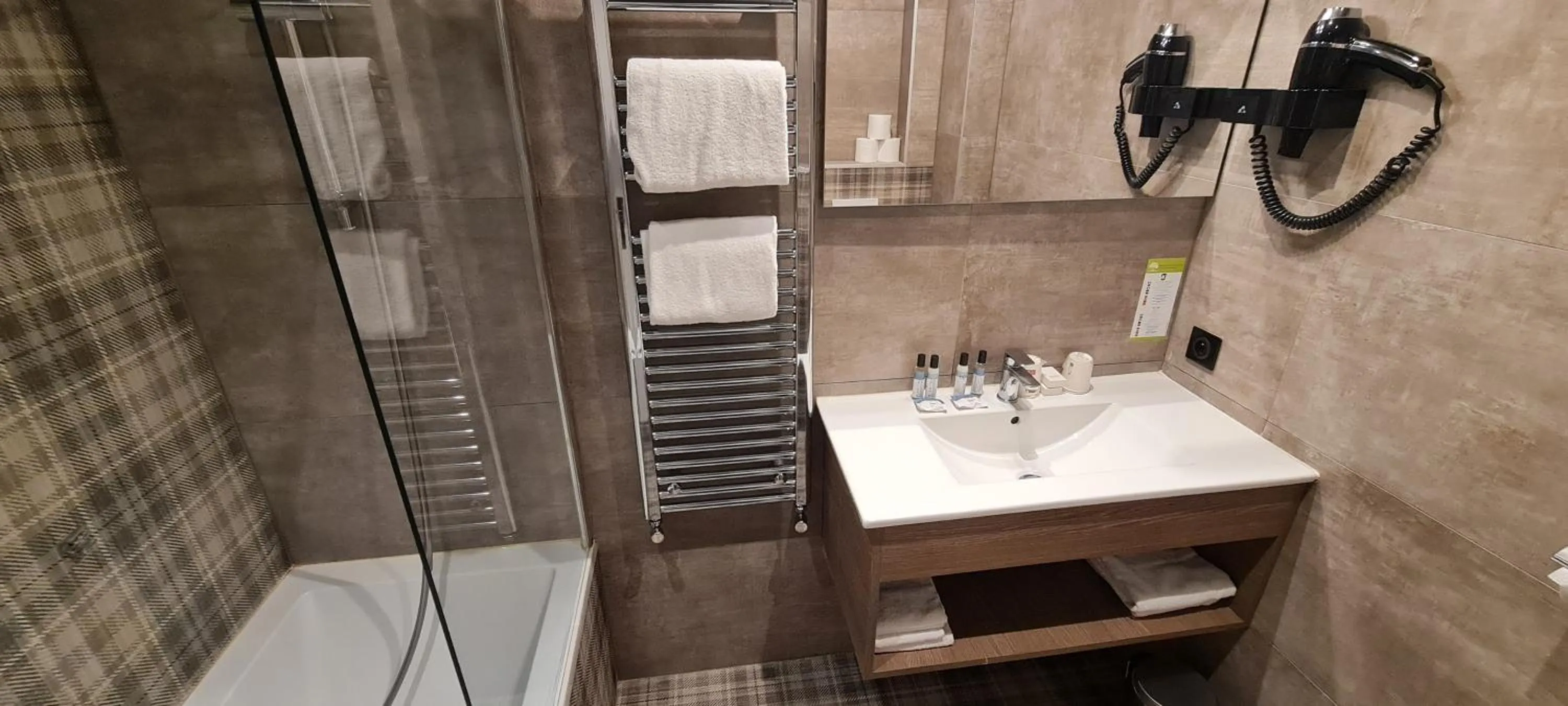 Bathroom in Hôtel Les Brises