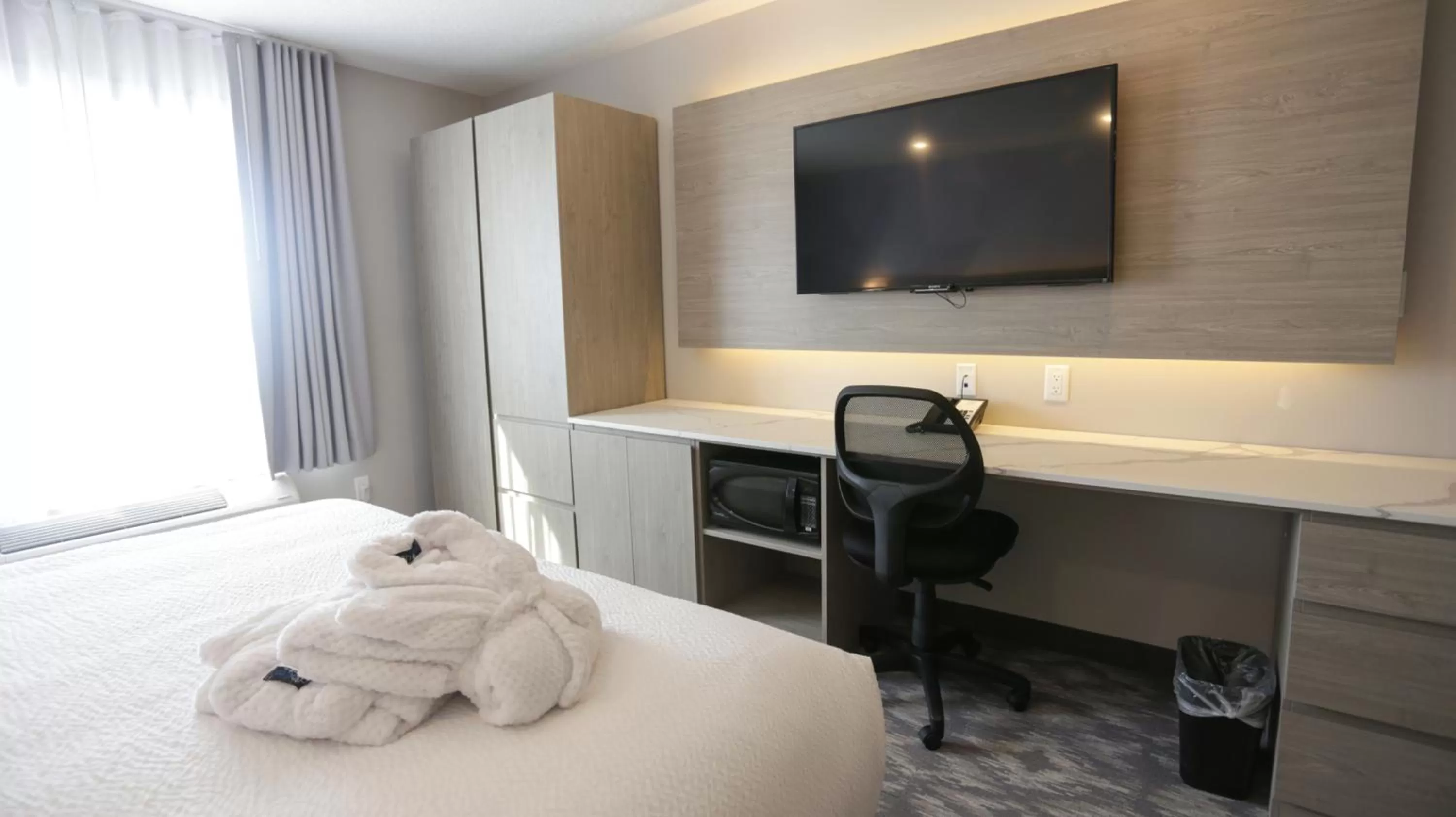 TV and multimedia, Bed in Days Inn by Wyndham Calgary North Balzac