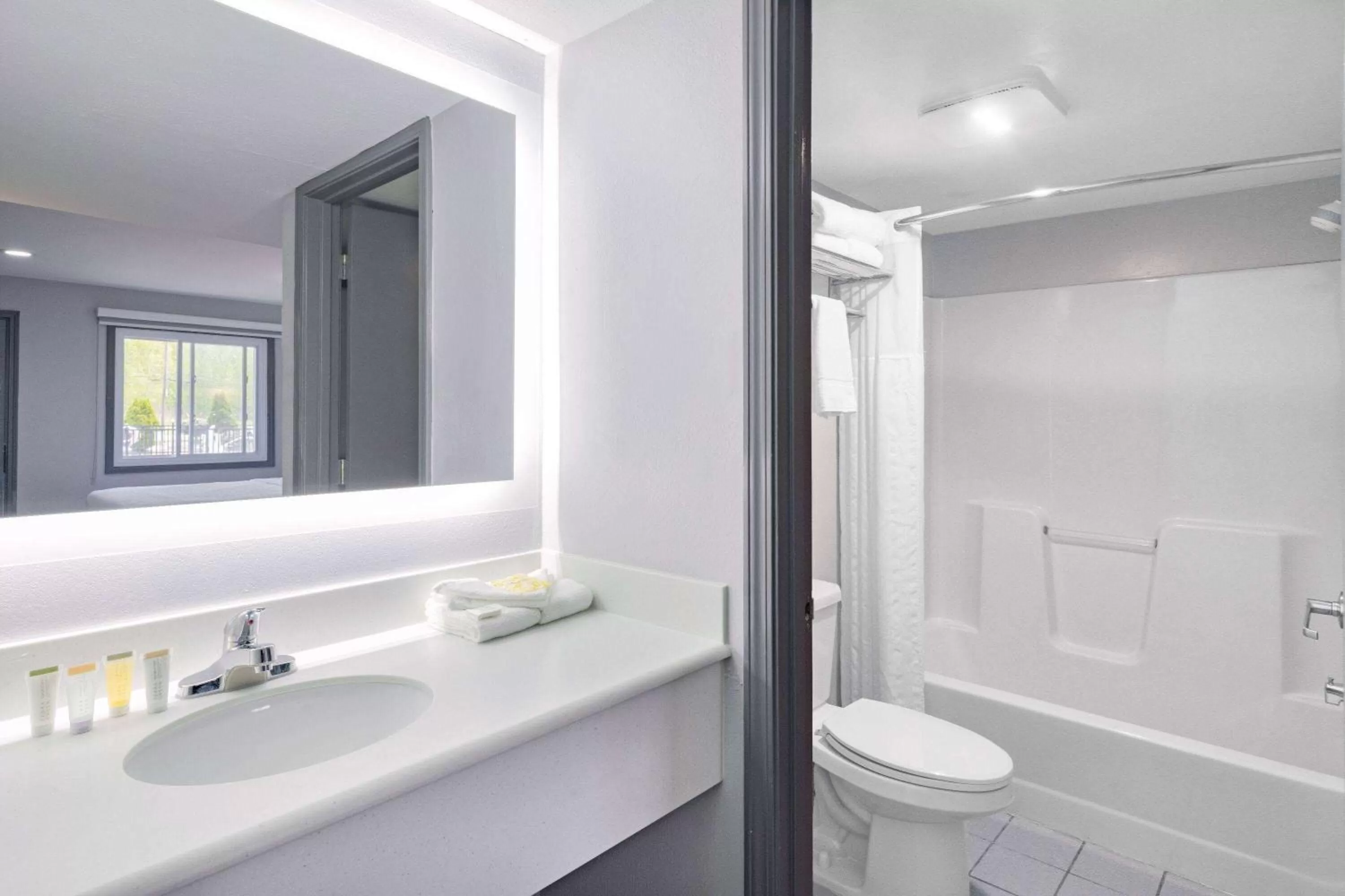 TV and multimedia in Days Inn & Suites by Wyndham Niagara Falls/Buffalo